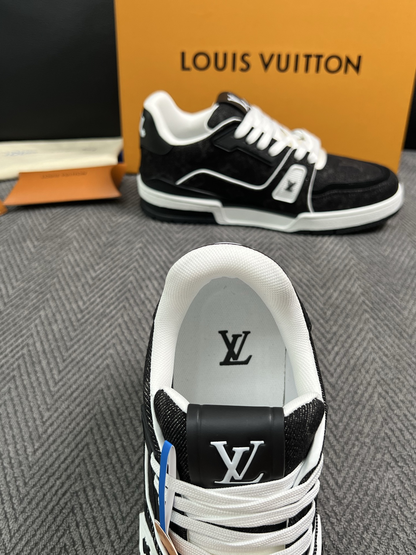 Lv  高品质  顶级工艺品  路易威登，专柜同步原厂配置，鞋面意大利进口，高品质拼接缤纷色彩复杂工艺品，进口牛皮里垫柔