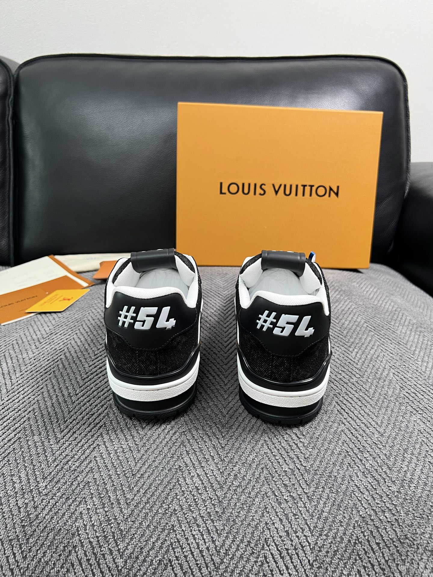 Lv  高品质  顶级工艺品  路易威登，专柜同步原厂配置，鞋面意大利进口，高品质拼接缤纷色彩复杂工艺品，进口牛皮里垫柔