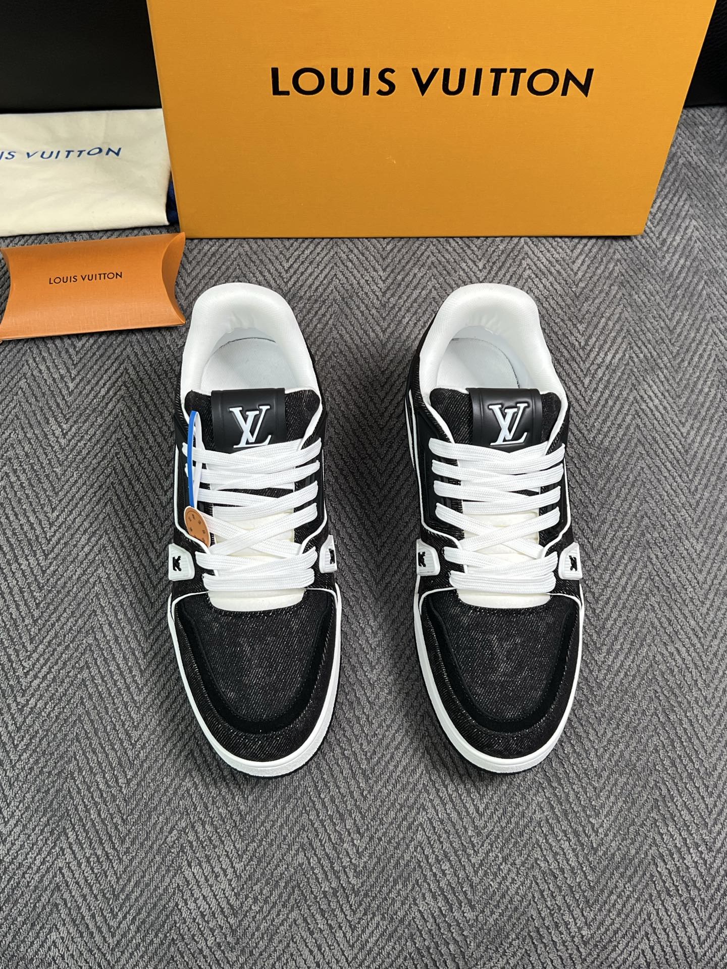 Lv  高品质  顶级工艺品  路易威登，专柜同步原厂配置，鞋面意大利进口，高品质拼接缤纷色彩复杂工艺品，进口牛皮里垫柔