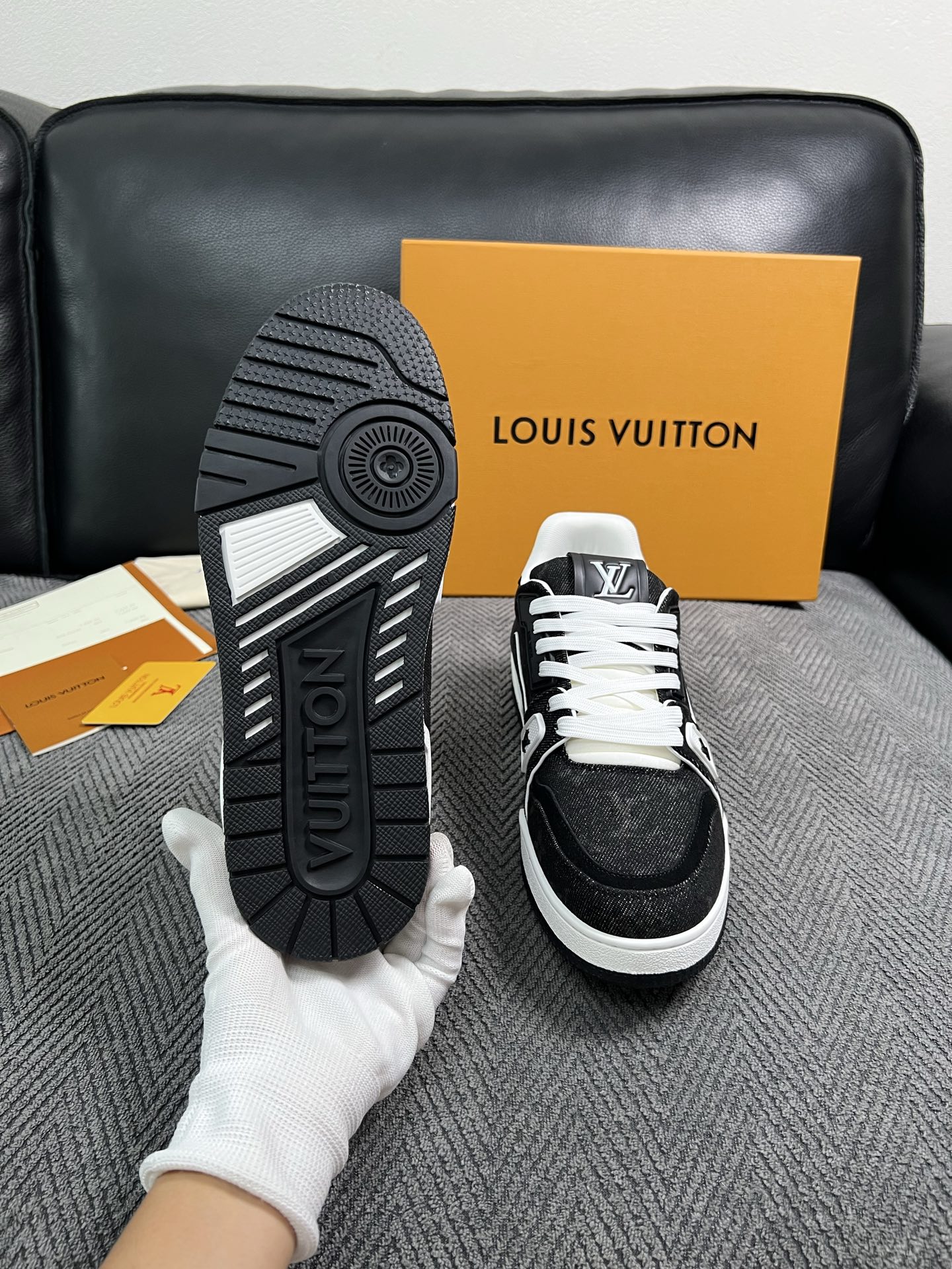 Lv  高品质  顶级工艺品  路易威登，专柜同步原厂配置，鞋面意大利进口，高品质拼接缤纷色彩复杂工艺品，进口牛皮里垫柔