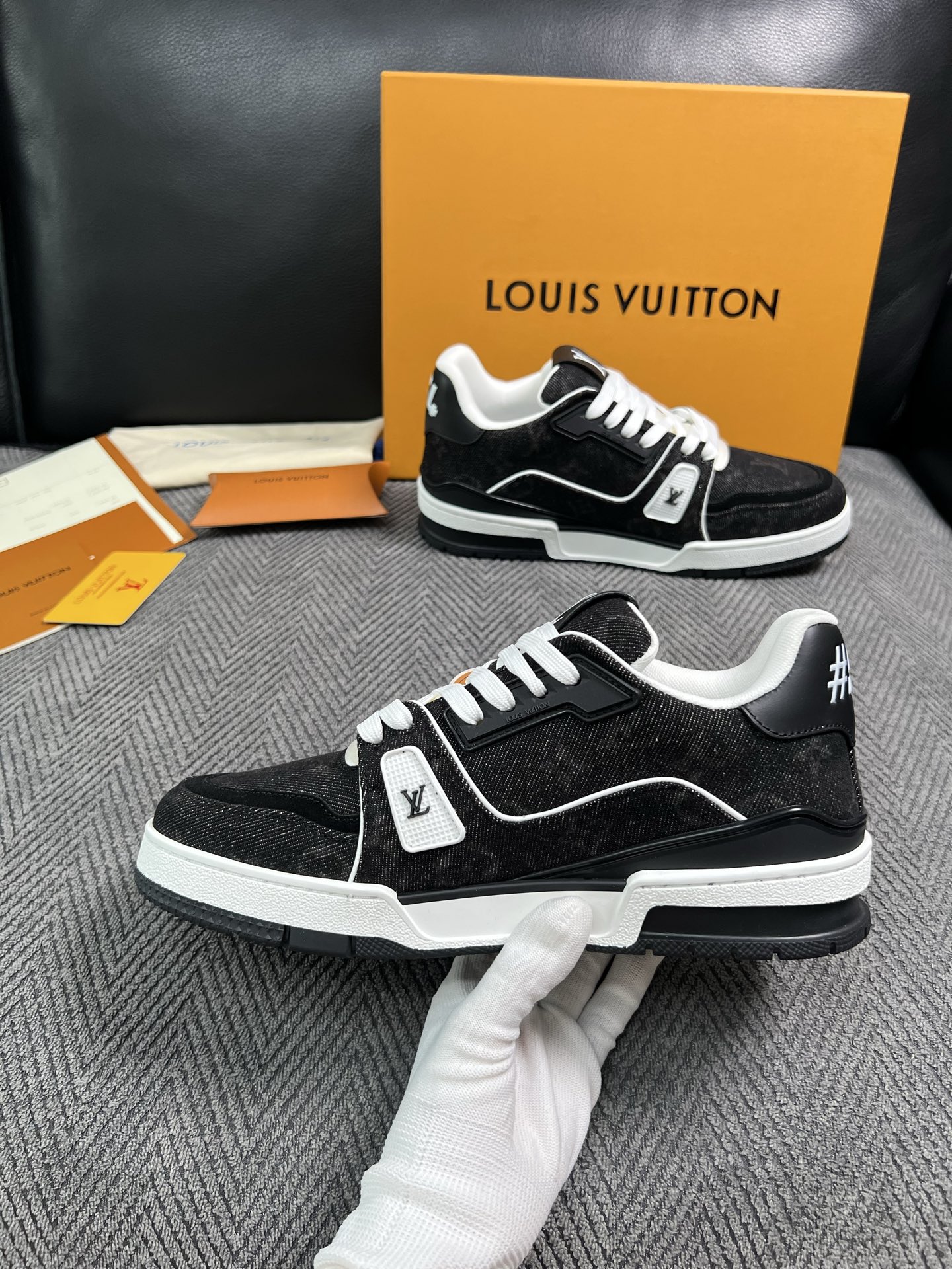Lv  高品质  顶级工艺品  路易威登，专柜同步原厂配置，鞋面意大利进口，高品质拼接缤纷色彩复杂工艺品，进口牛皮里垫柔