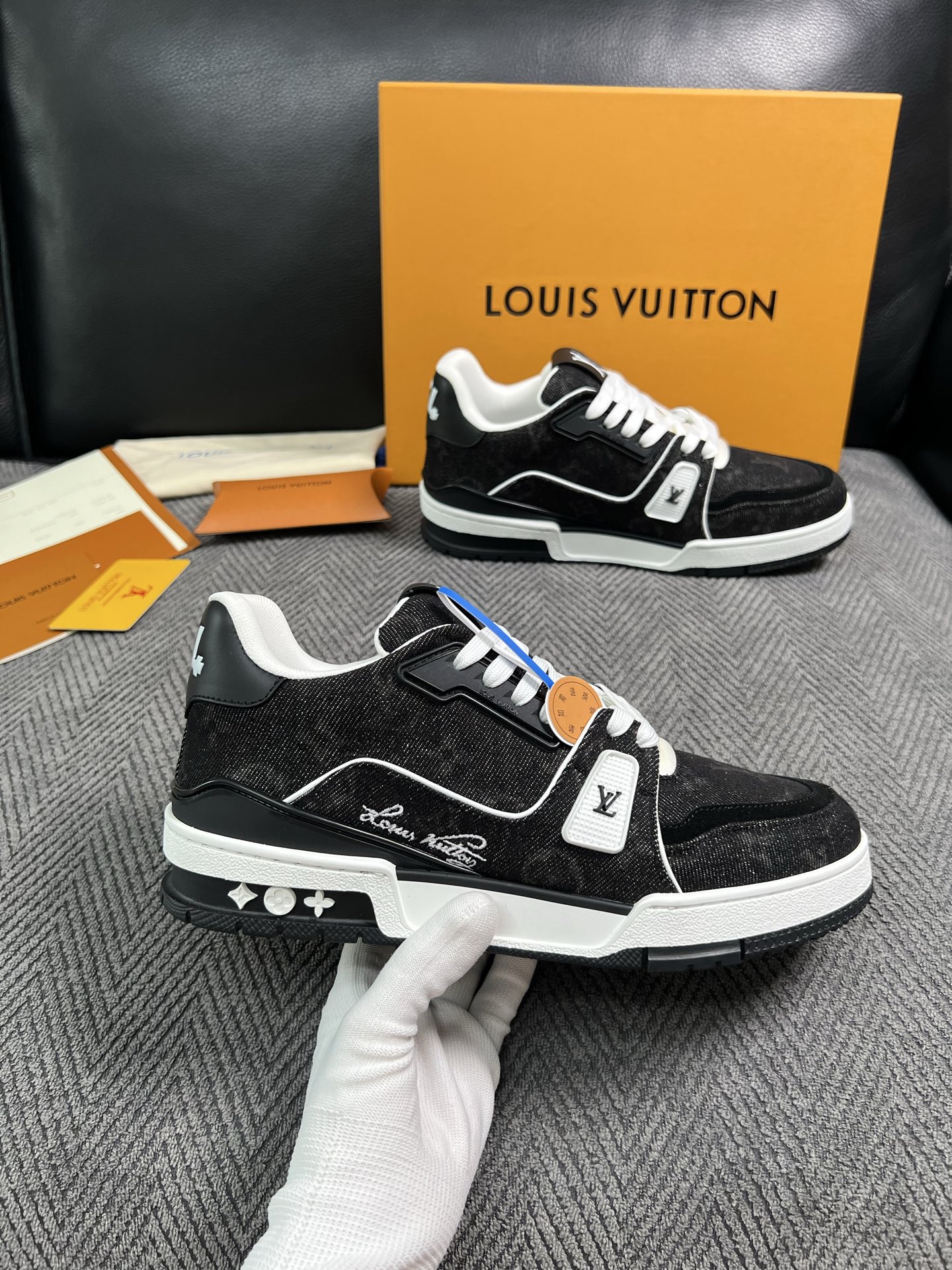 Lv  高品质  顶级工艺品  路易威登，专柜同步原厂配置，鞋面意大利进口，高品质拼接缤纷色彩复杂工艺品，进口牛皮里垫柔