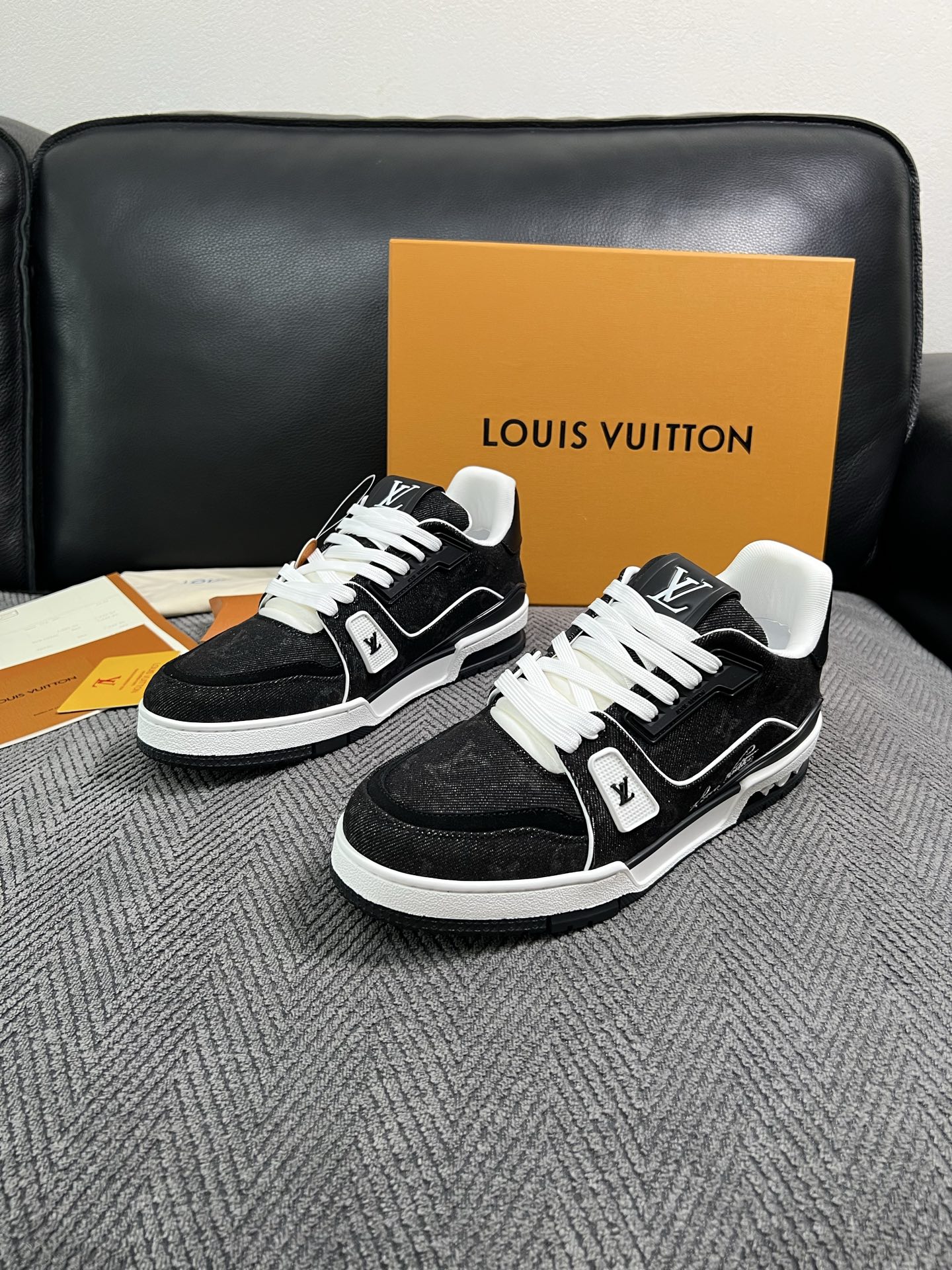 Lv  高品质  顶级工艺品  路易威登，专柜同步原厂配置，鞋面意大利进口，高品质拼接缤纷色彩复杂工艺品，进口牛皮里垫柔