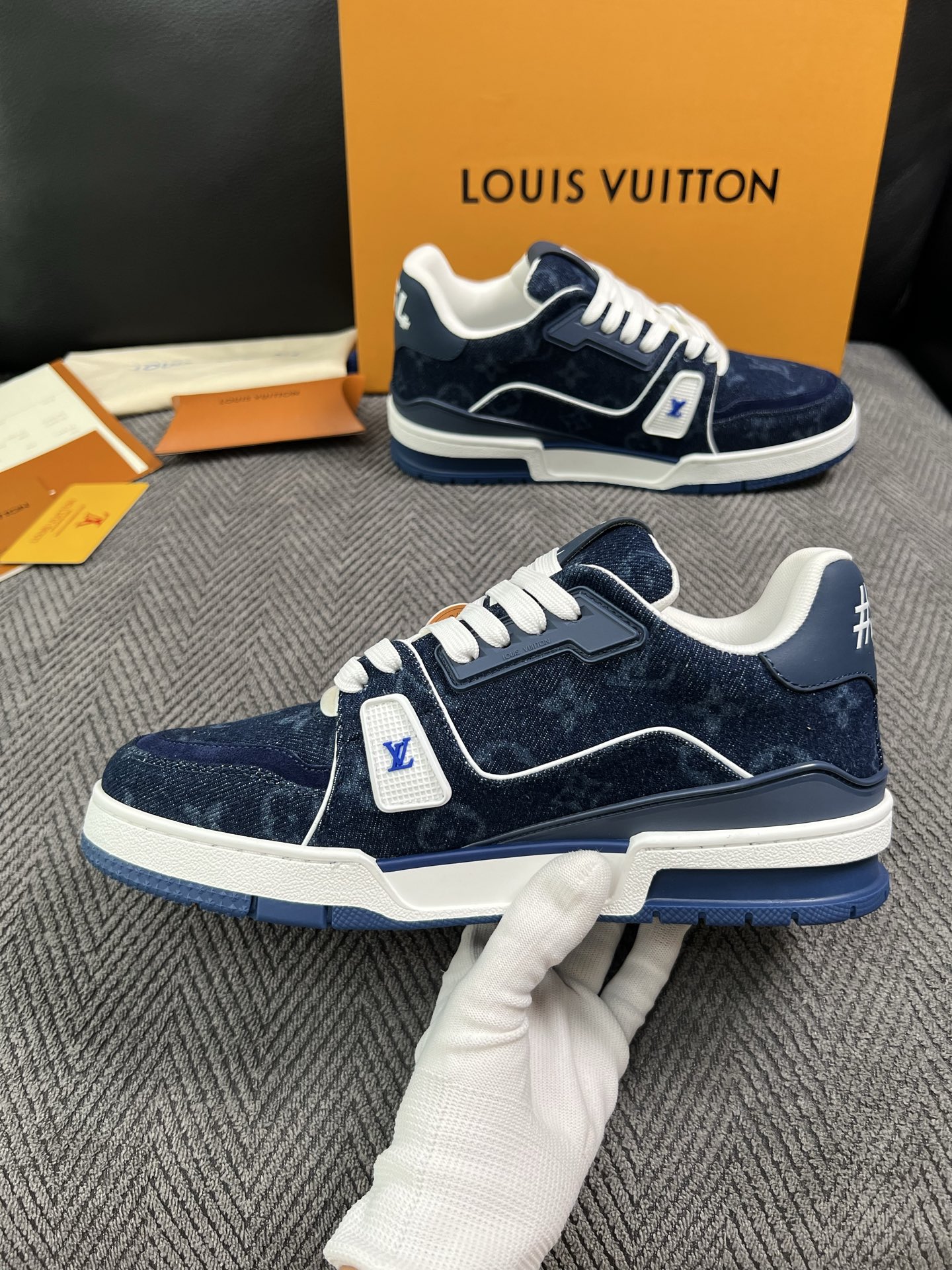 Lv  高品质  顶级工艺品  路易威登，专柜同步原厂配置，鞋面意大利进口，高品质拼接缤纷色彩复杂工艺品，进口牛皮里垫柔