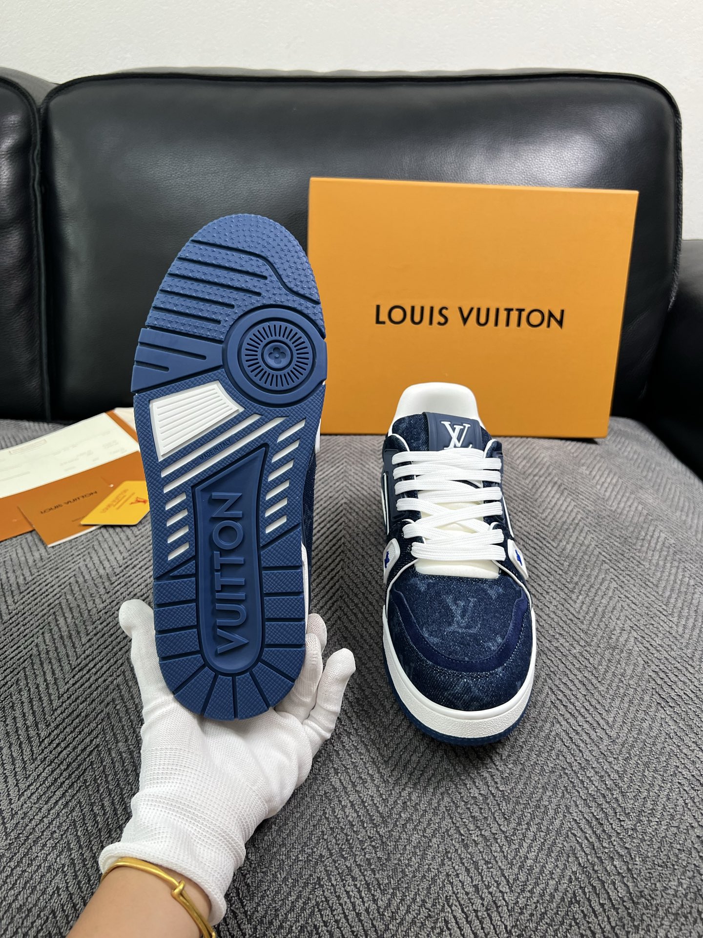 Lv  高品质  顶级工艺品  路易威登，专柜同步原厂配置，鞋面意大利进口，高品质拼接缤纷色彩复杂工艺品，进口牛皮里垫柔