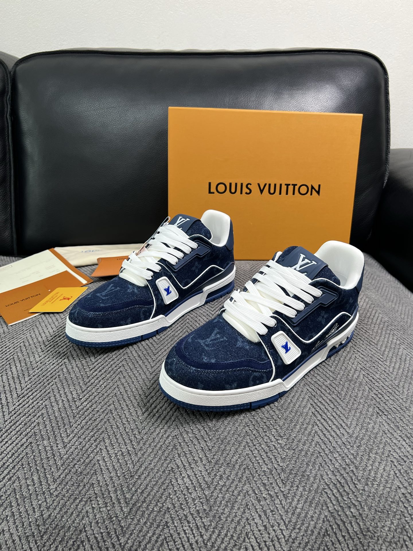 Lv  高品质  顶级工艺品  路易威登，专柜同步原厂配置，鞋面意大利进口，高品质拼接缤纷色彩复杂工艺品，进口牛皮里垫柔