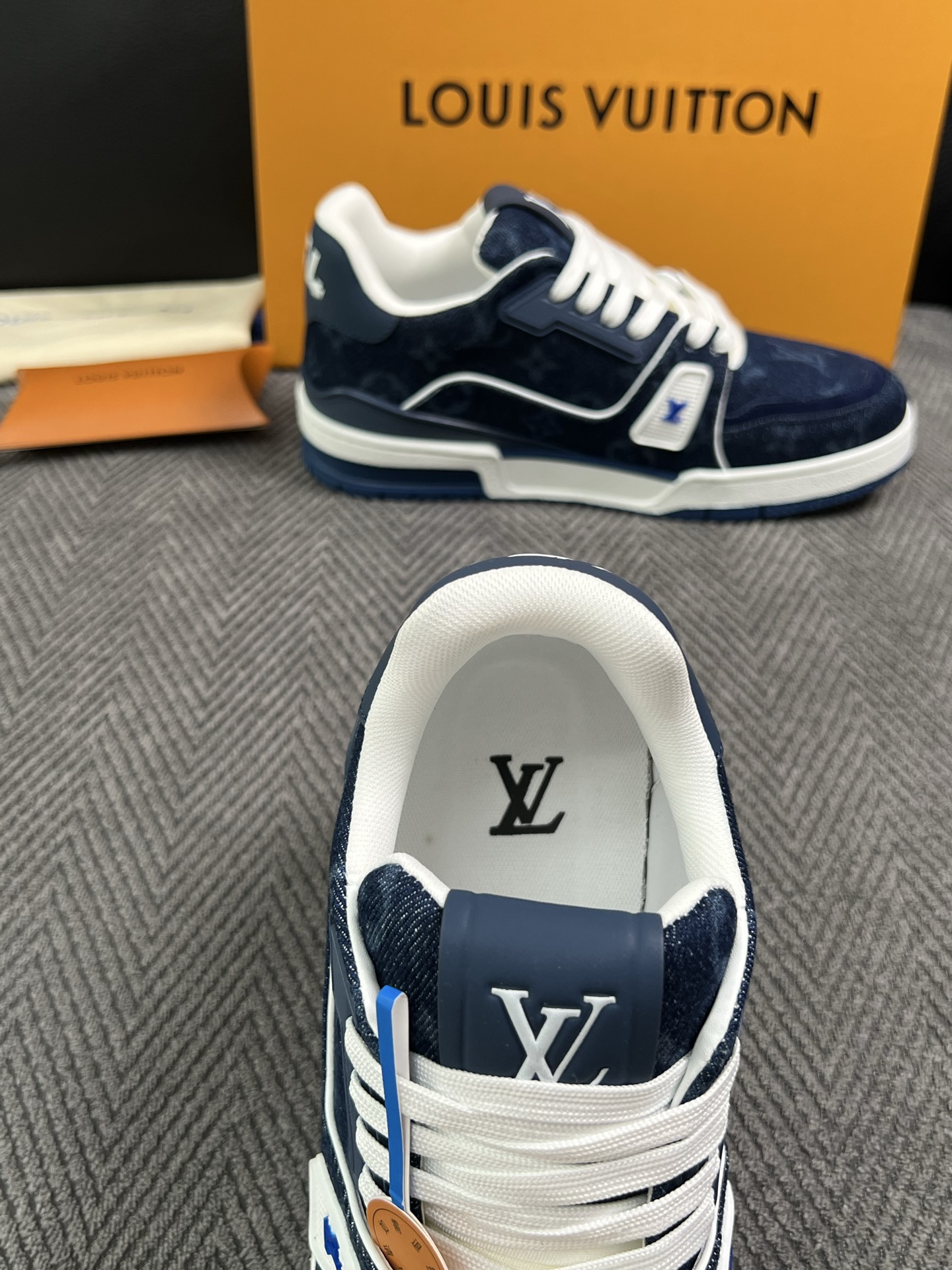 Lv  高品质  顶级工艺品  路易威登，专柜同步原厂配置，鞋面意大利进口，高品质拼接缤纷色彩复杂工艺品，进口牛皮里垫柔