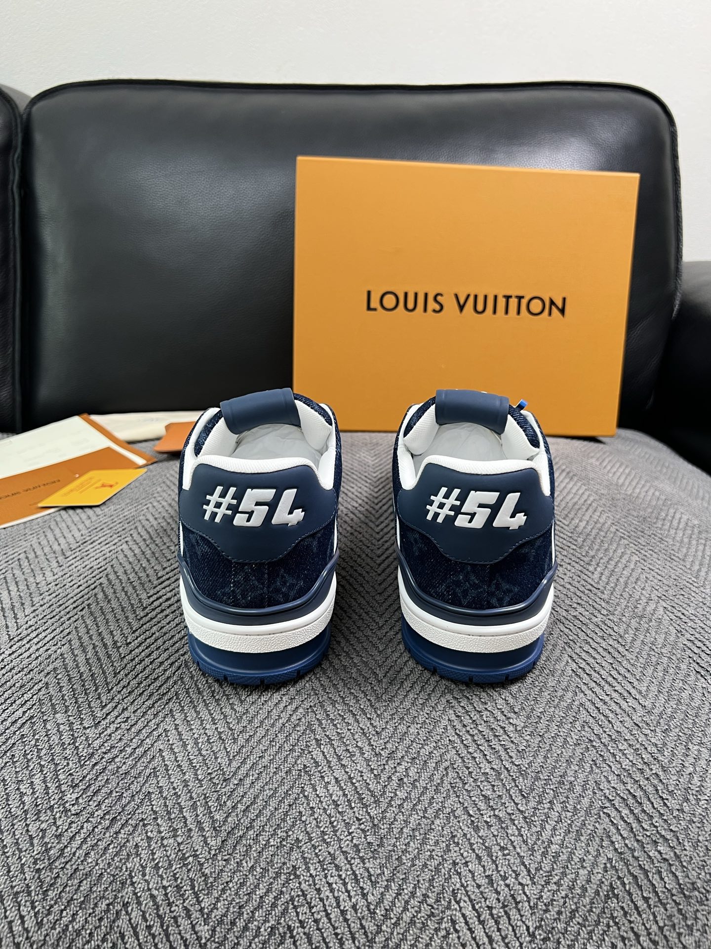 Lv  高品质  顶级工艺品  路易威登，专柜同步原厂配置，鞋面意大利进口，高品质拼接缤纷色彩复杂工艺品，进口牛皮里垫柔