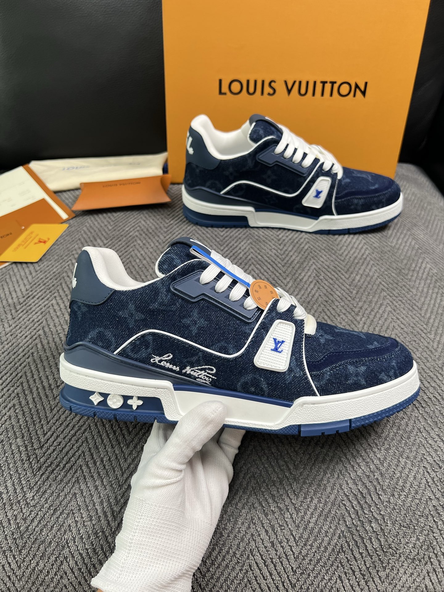Lv  高品质  顶级工艺品  路易威登，专柜同步原厂配置，鞋面意大利进口，高品质拼接缤纷色彩复杂工艺品，进口牛皮里垫柔