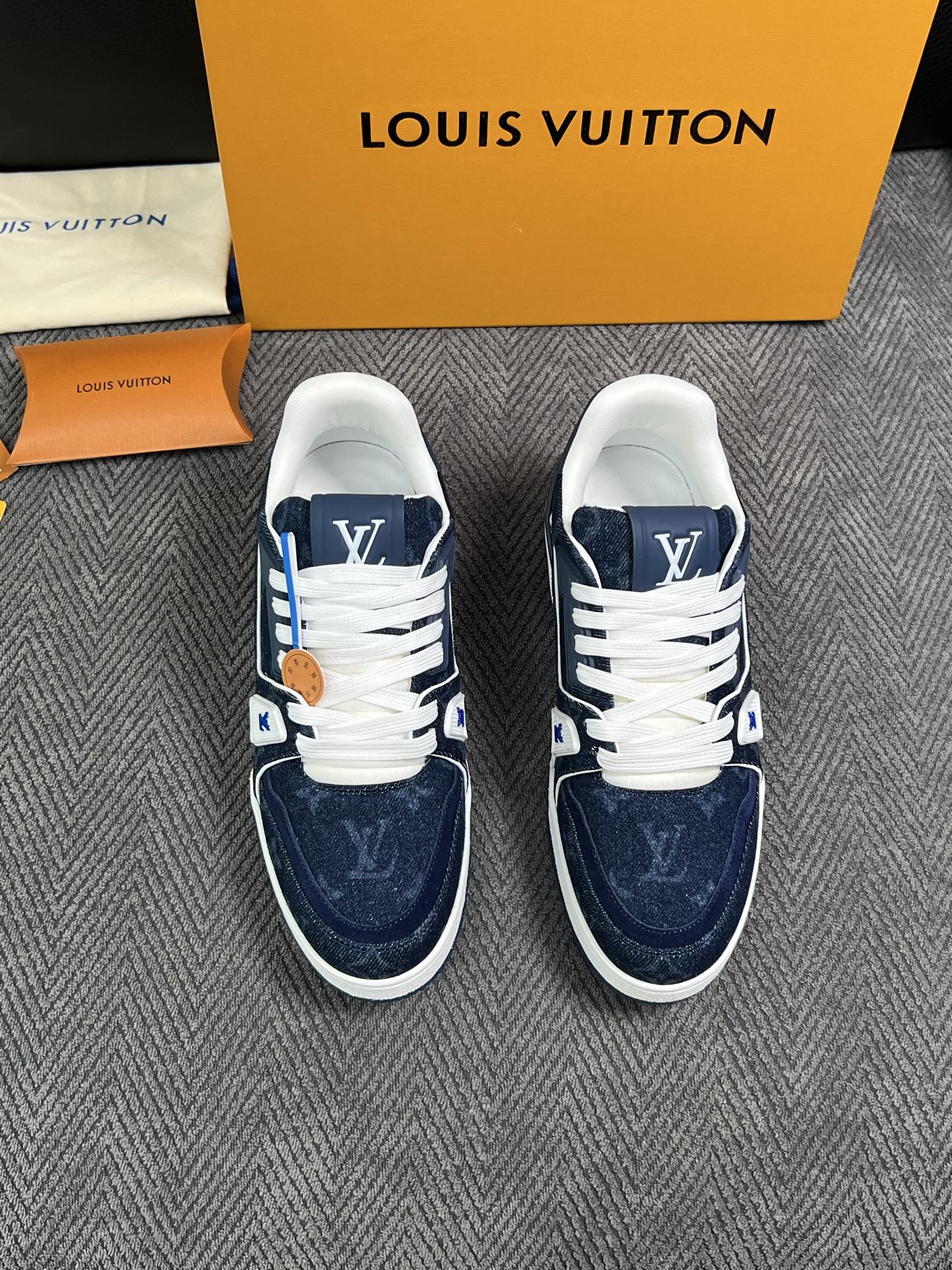 Lv  高品质  顶级工艺品  路易威登，专柜同步原厂配置，鞋面意大利进口，高品质拼接缤纷色彩复杂工艺品，进口牛皮里垫柔