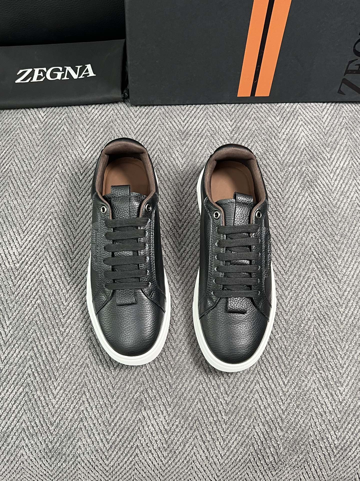 Zegna  高品质  顶级工艺品  杰尼亚  专柜新款原厂配置，意大利进口牛皮面料，进口牛里垫，透气舒适，鞋底：原厂特