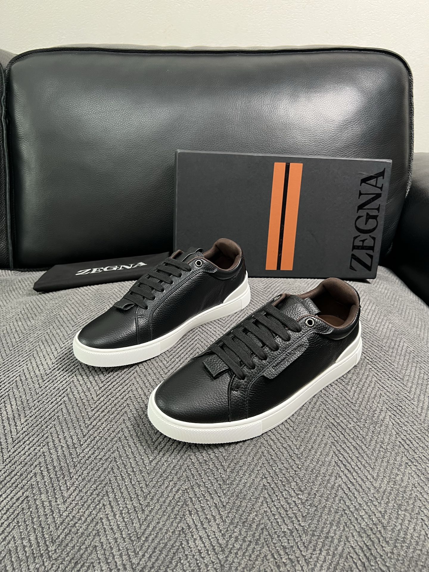 Zegna  高品质  顶级工艺品  杰尼亚  专柜新款原厂配置，意大利进口牛皮面料，进口牛里垫，透气舒适，鞋底：原厂特
