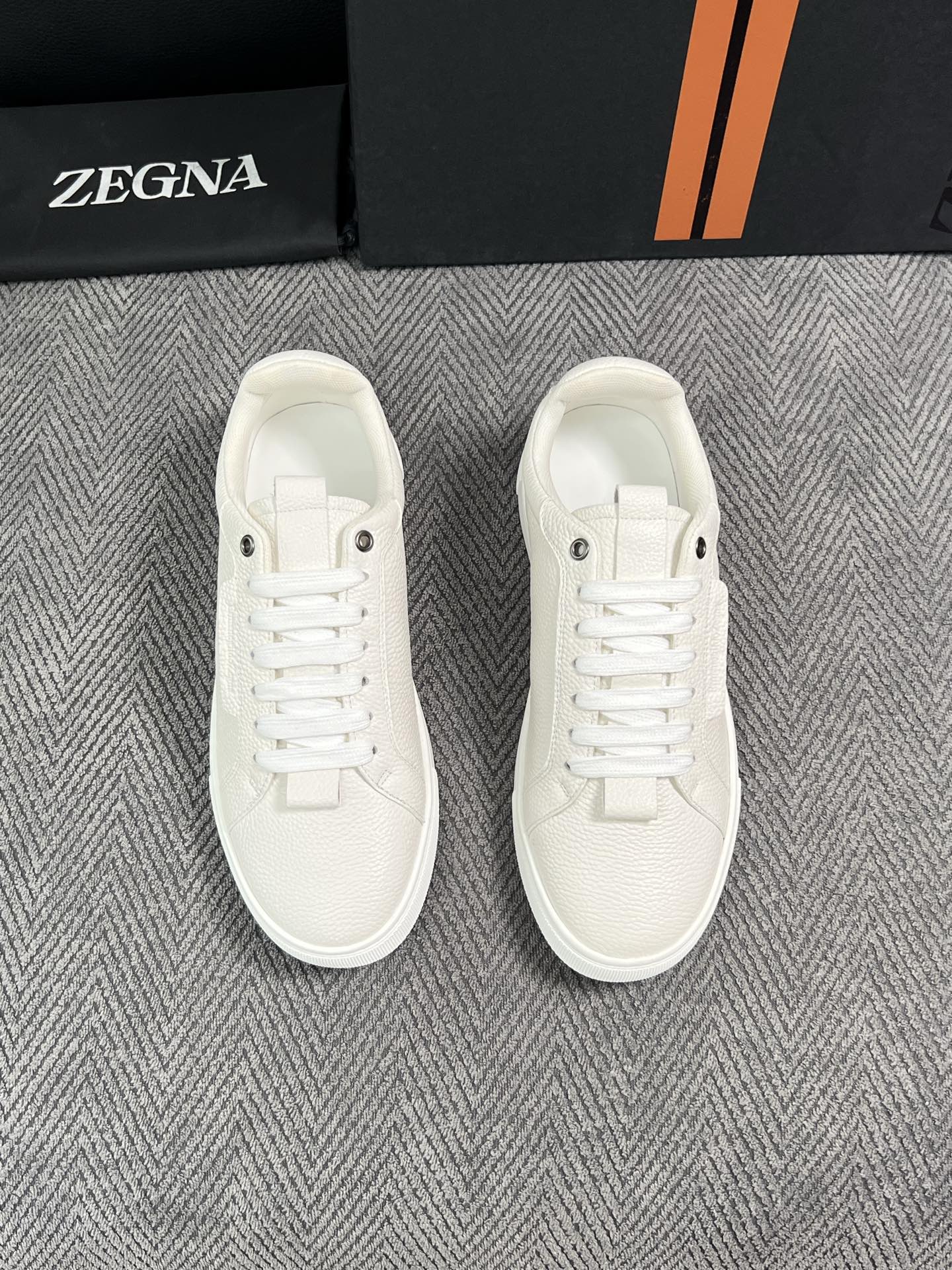 Zegna  高品质  顶级工艺品  杰尼亚  专柜新款原厂配置，意大利进口牛皮面料，进口牛里垫，透气舒适，鞋底：原厂特
