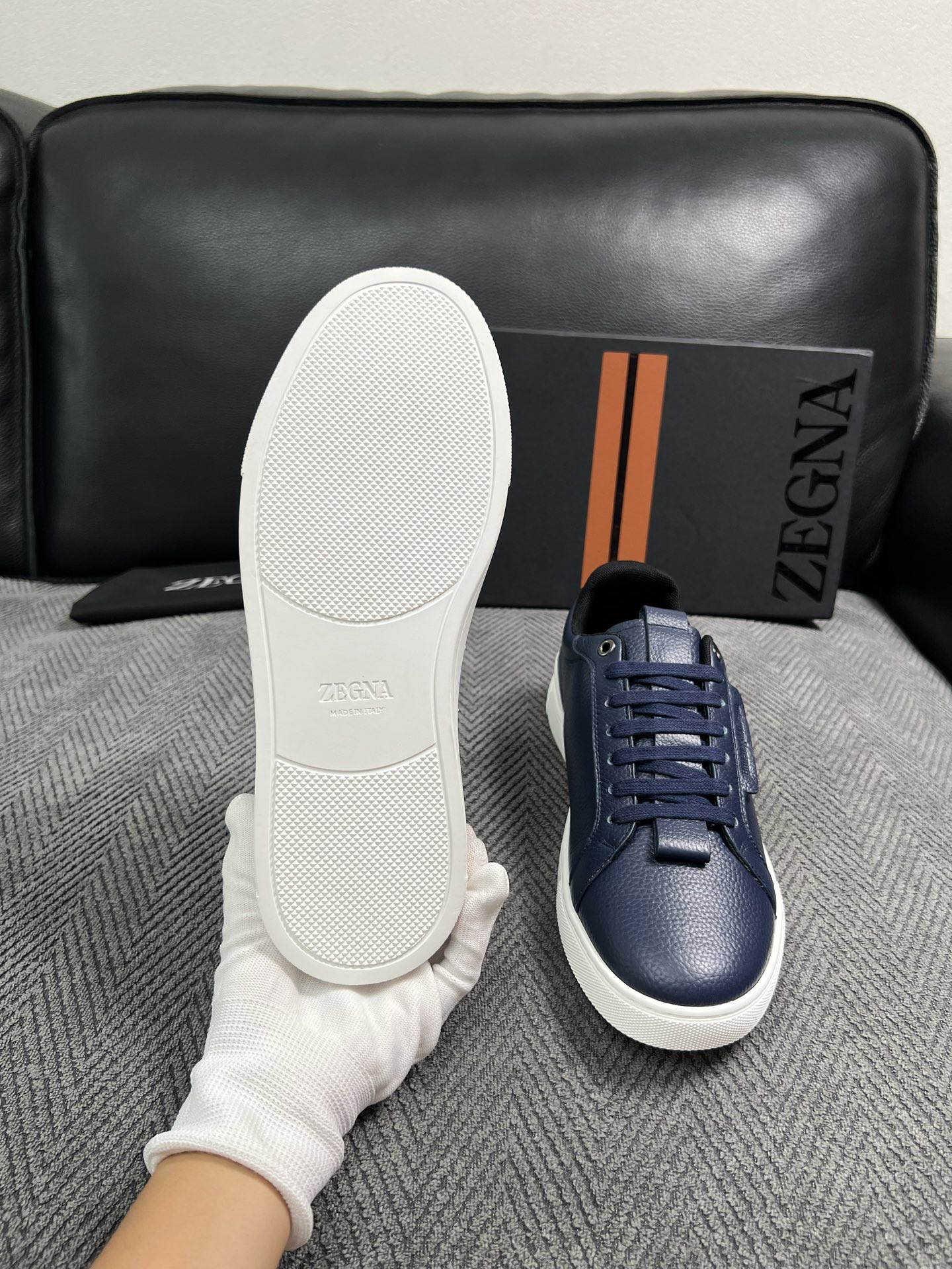 Zegna  高品质  顶级工艺品  杰尼亚  专柜新款原厂配置，意大利进口牛皮面料，进口牛里垫，透气舒适，鞋底：原厂特