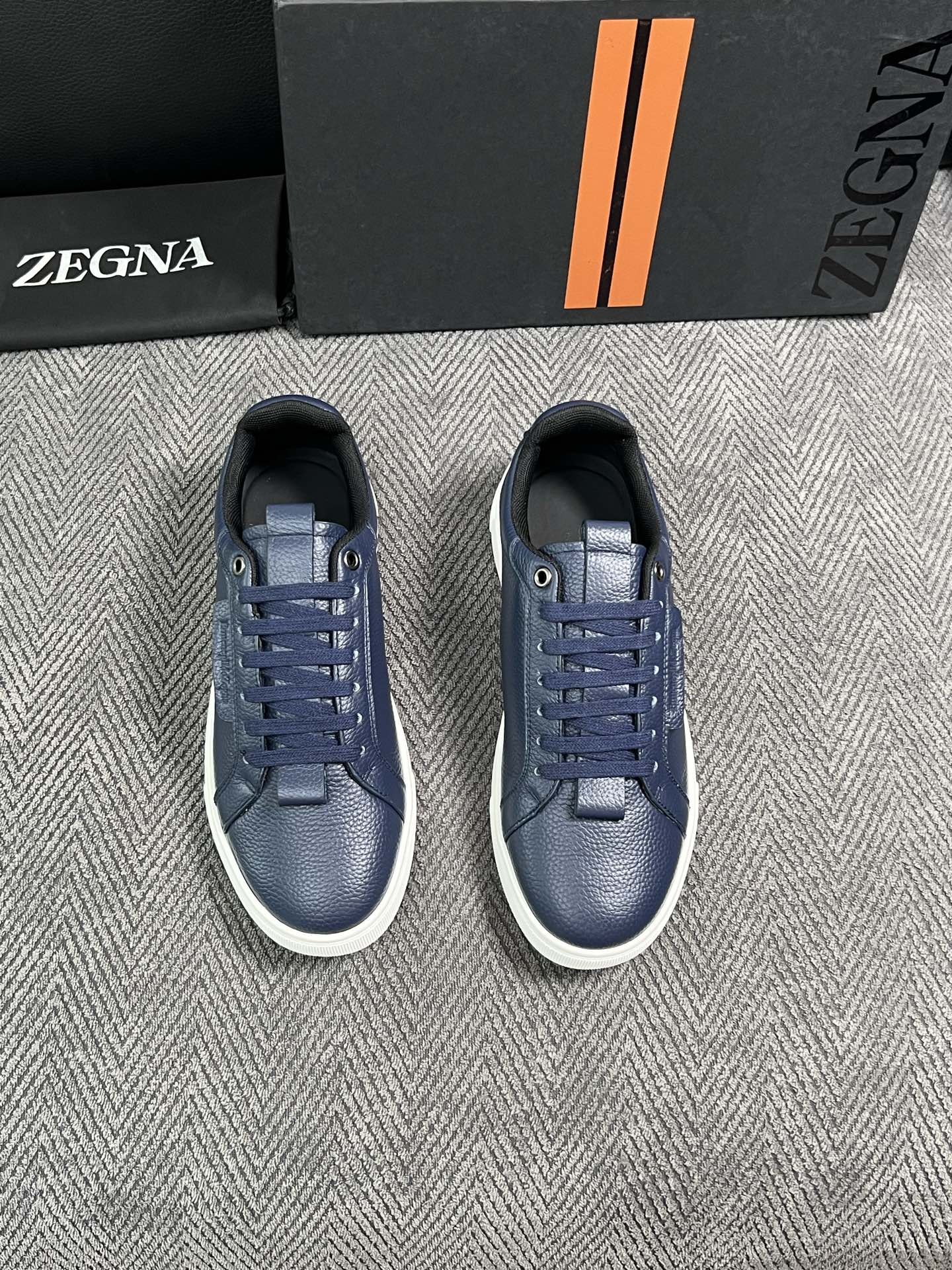 Zegna  高品质  顶级工艺品  杰尼亚  专柜新款原厂配置，意大利进口牛皮面料，进口牛里垫，透气舒适，鞋底：原厂特