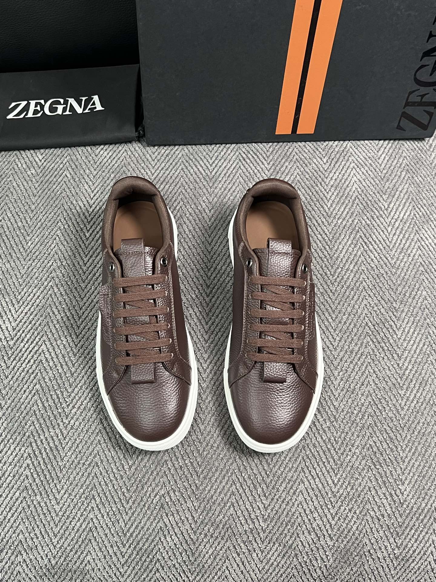 Zegna  高品质  顶级工艺品  杰尼亚  专柜新款原厂配置，意大利进口牛皮面料，进口牛里垫，透气舒适，鞋底：原厂特