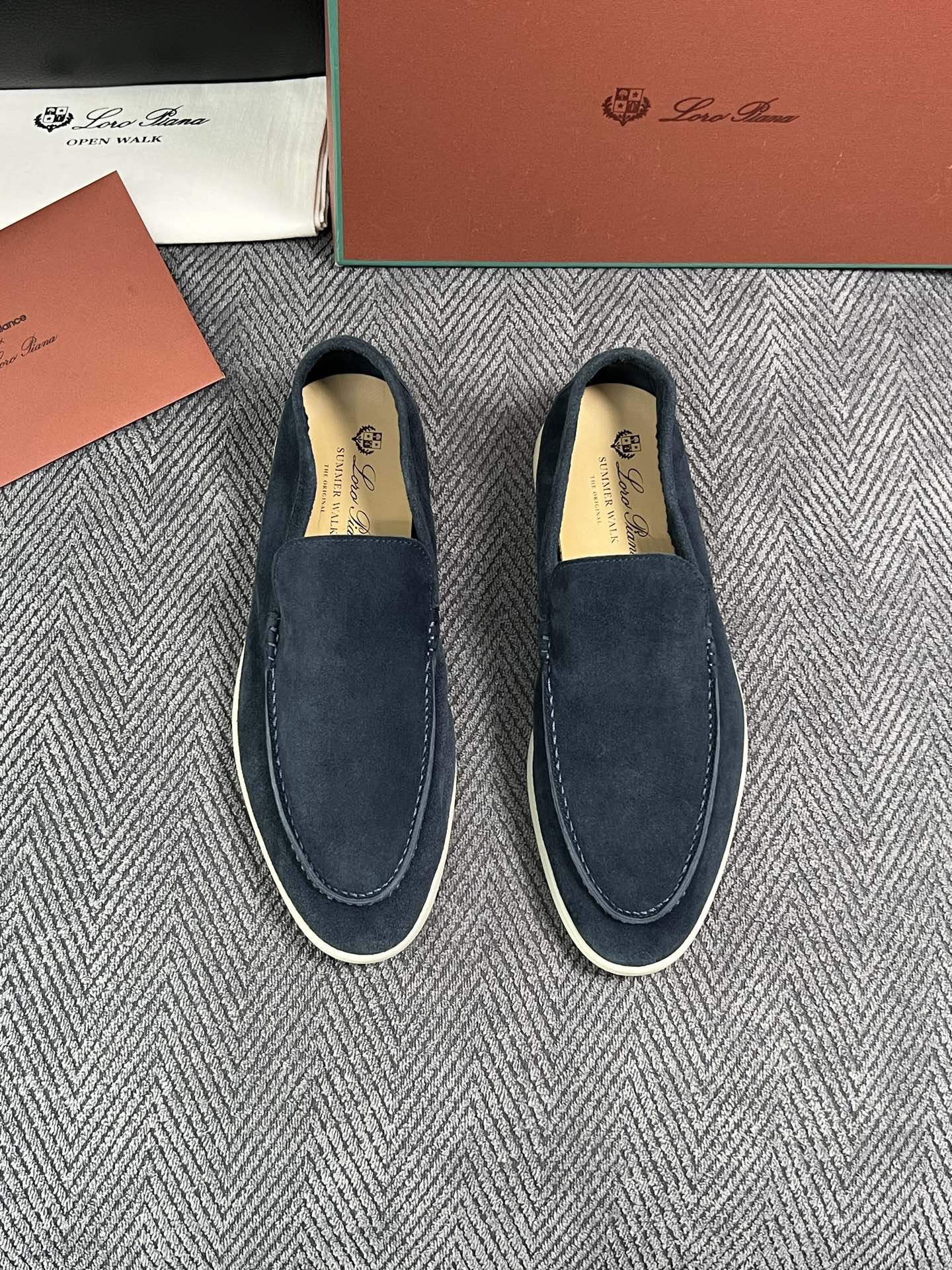 Loro Piana  高品质  顶级工艺品  诺悠翩雅  新品专柜同步原厂配置，鞋面意大利进口牛皮面料，高品质拼接工艺