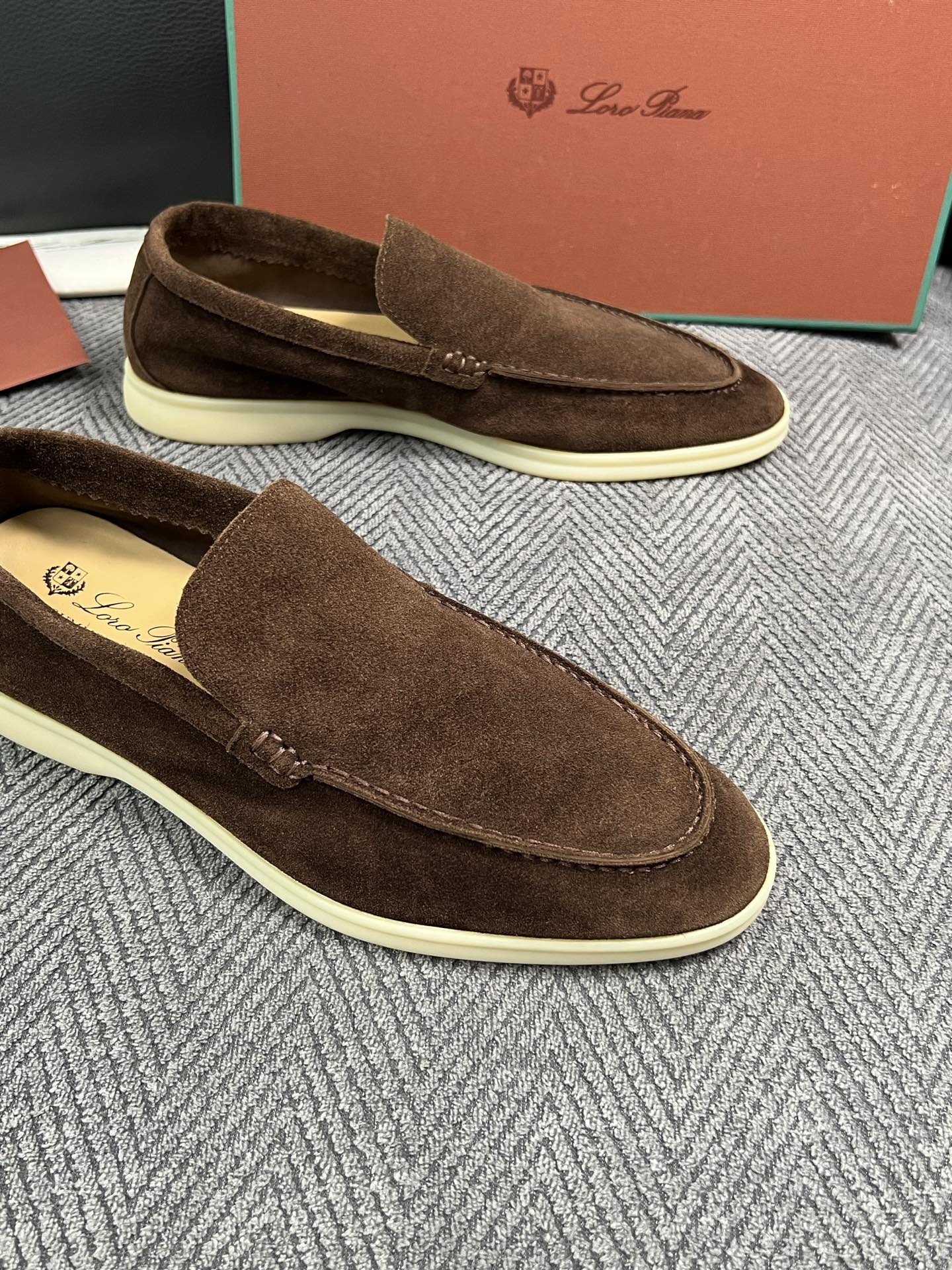 Loro Piana  高品质  顶级工艺品  诺悠翩雅  新品专柜同步原厂配置，鞋面意大利进口牛皮面料，高品质拼接工艺
