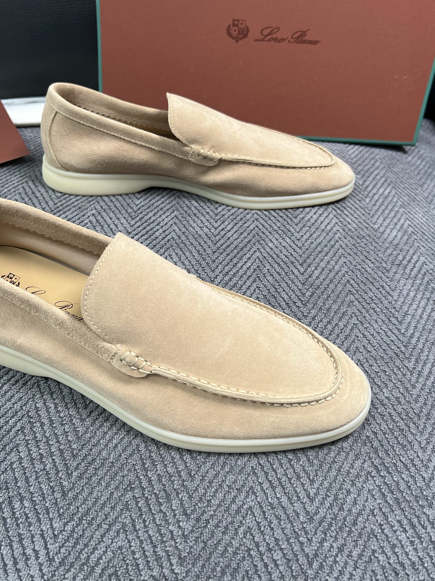 Loro Piana  高品质  顶级工艺品  诺悠翩雅  新品专柜同步原厂配置，鞋面意大利进口牛皮面料，高品质拼接工艺