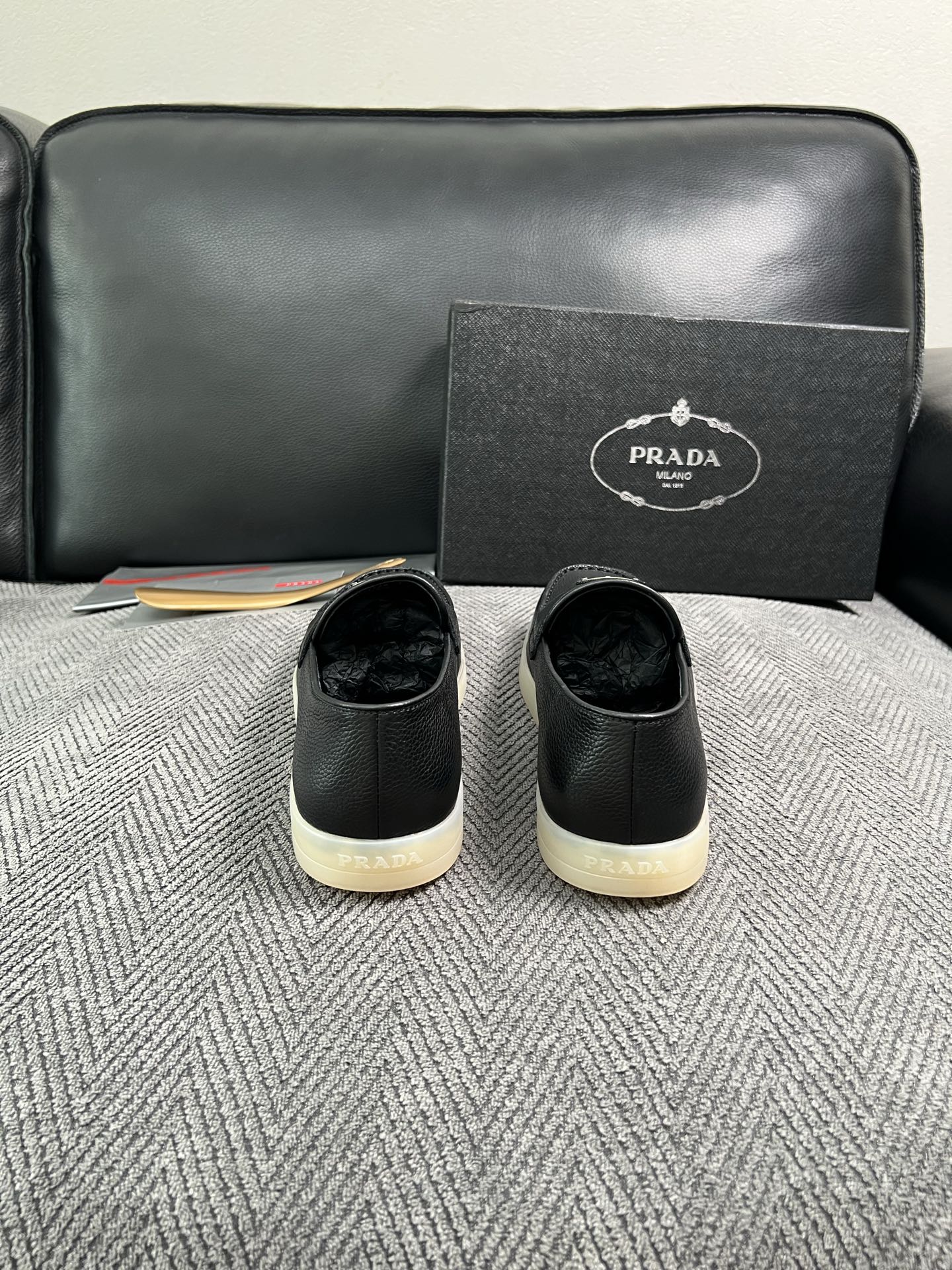 Prada  高品质  顶级工艺品，普拉达 专柜同步，原厂配置意大利进口牛皮面料，进口牛皮内里垫，透气舒适，鞋底：原厂特
