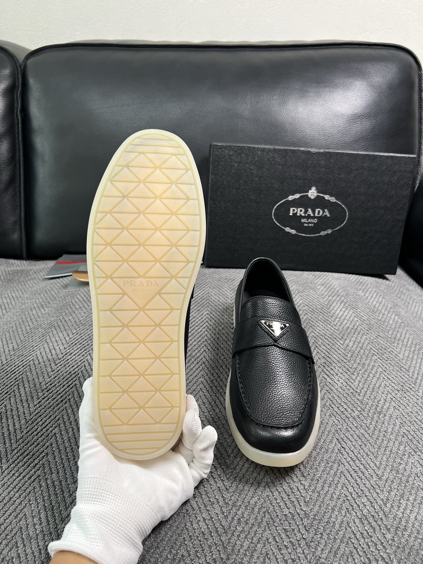 Prada  高品质  顶级工艺品，普拉达 专柜同步，原厂配置意大利进口牛皮面料，进口牛皮内里垫，透气舒适，鞋底：原厂特