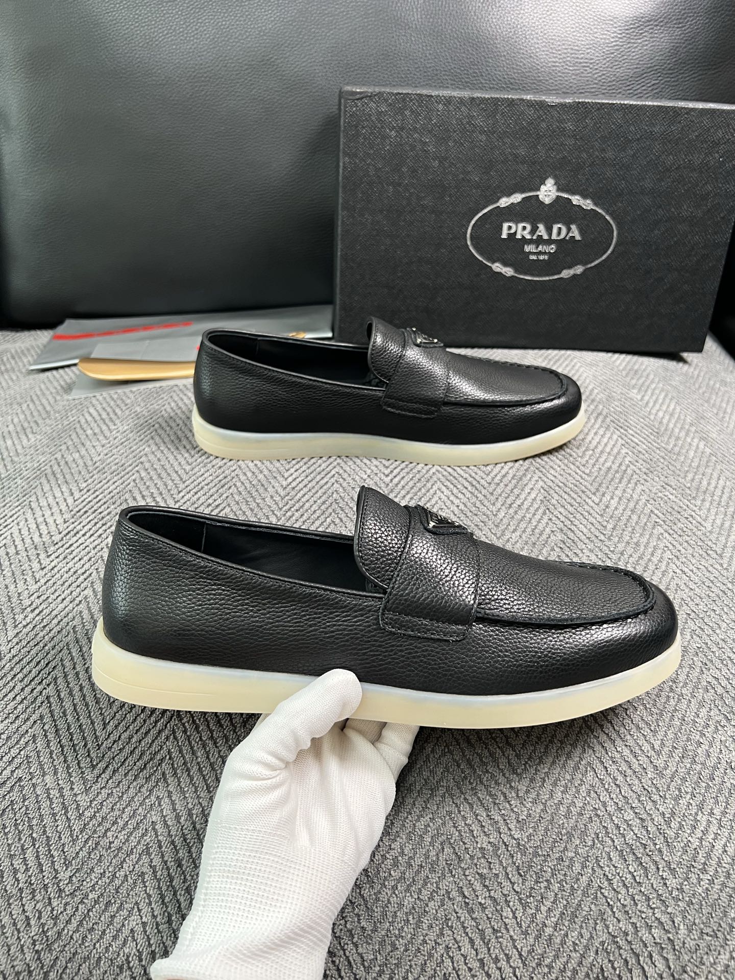 Prada  高品质  顶级工艺品，普拉达 专柜同步，原厂配置意大利进口牛皮面料，进口牛皮内里垫，透气舒适，鞋底：原厂特