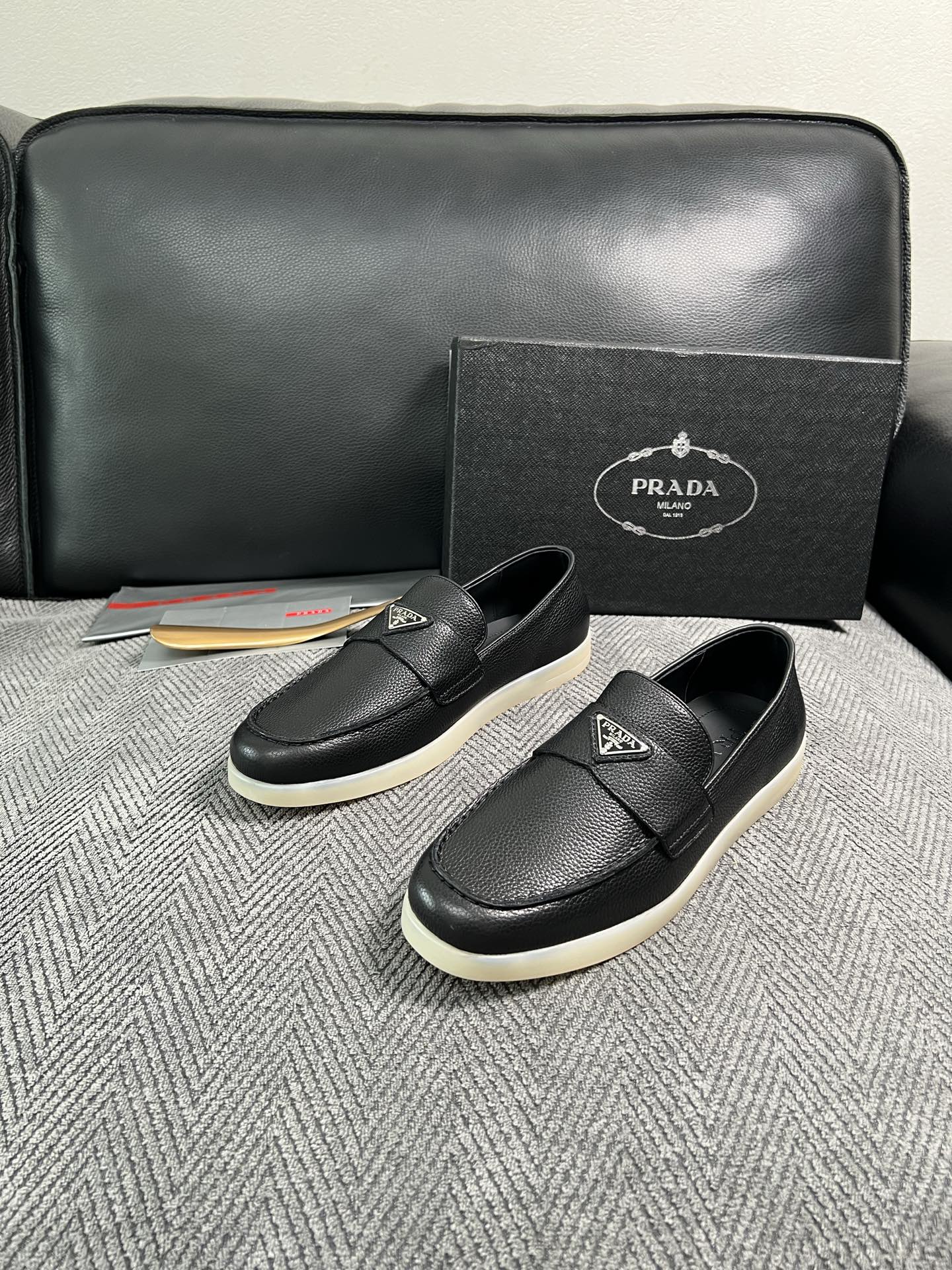 Prada  高品质  顶级工艺品，普拉达 专柜同步，原厂配置意大利进口牛皮面料，进口牛皮内里垫，透气舒适，鞋底：原厂特