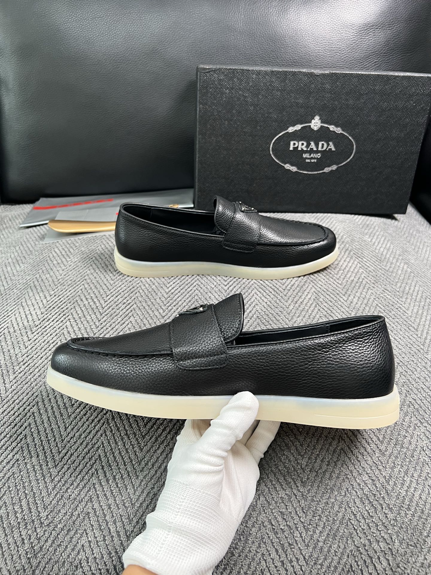 Prada  高品质  顶级工艺品，普拉达 专柜同步，原厂配置意大利进口牛皮面料，进口牛皮内里垫，透气舒适，鞋底：原厂特