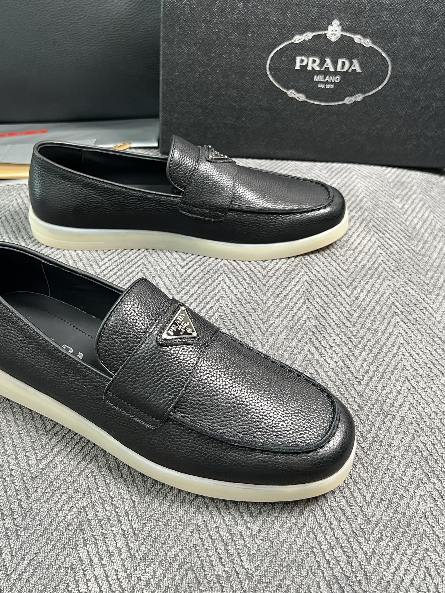 Prada  高品质  顶级工艺品，普拉达 专柜同步，原厂配置意大利进口牛皮面料，进口牛皮内里垫，透气舒适，鞋底：原厂特