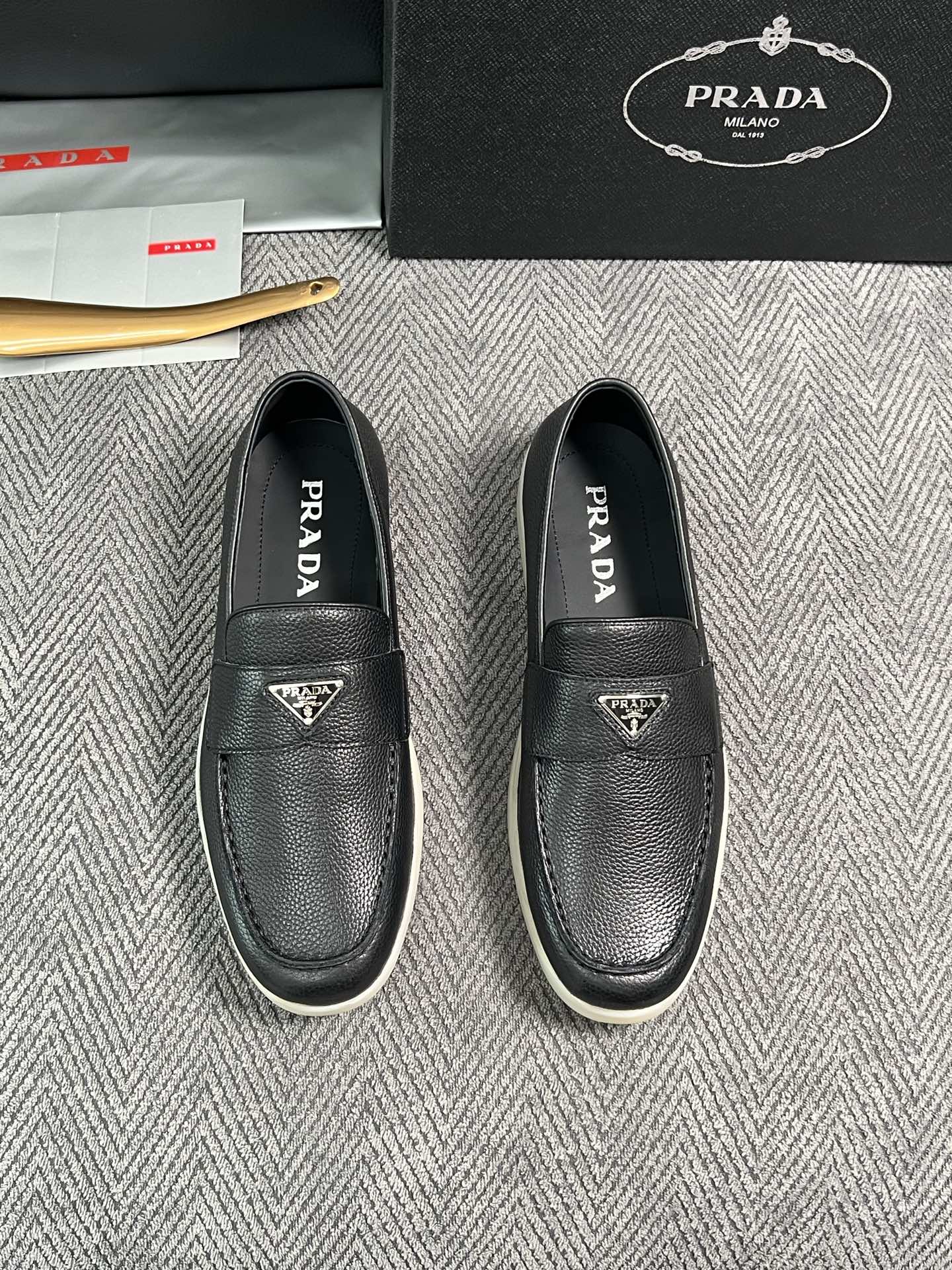 Prada  高品质  顶级工艺品，普拉达 专柜同步，原厂配置意大利进口牛皮面料，进口牛皮内里垫，透气舒适，鞋底：原厂特