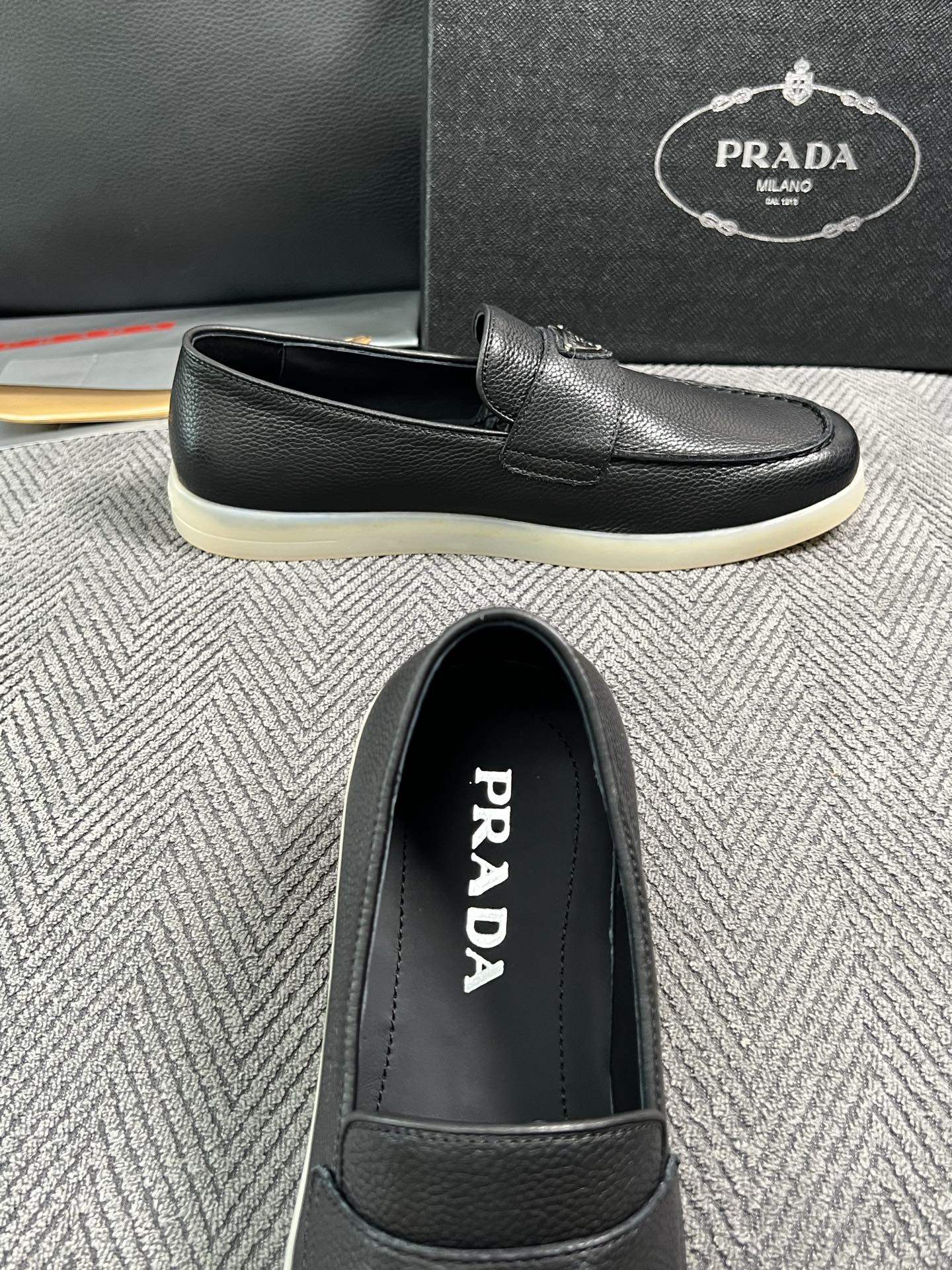 Prada  高品质  顶级工艺品，普拉达 专柜同步，原厂配置意大利进口牛皮面料，进口牛皮内里垫，透气舒适，鞋底：原厂特