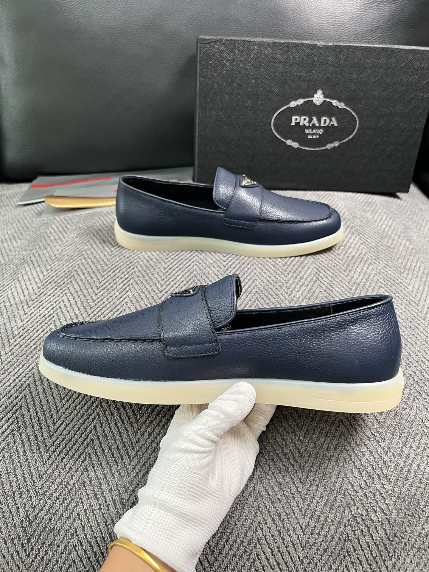 Prada  高品质  顶级工艺品，普拉达 专柜同步，原厂配置意大利进口牛皮面料，进口牛皮内里垫，透气舒适，鞋底：原厂特