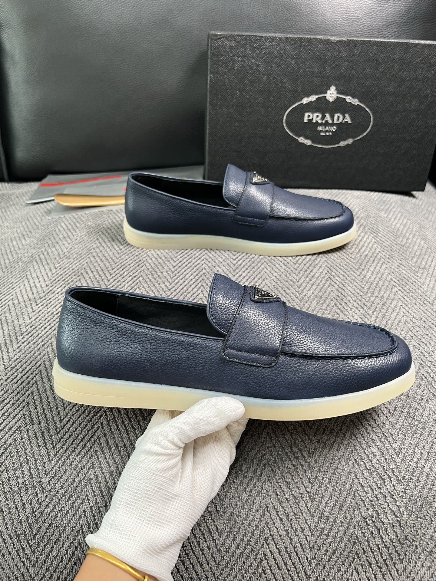 Prada  高品质  顶级工艺品，普拉达 专柜同步，原厂配置意大利进口牛皮面料，进口牛皮内里垫，透气舒适，鞋底：原厂特