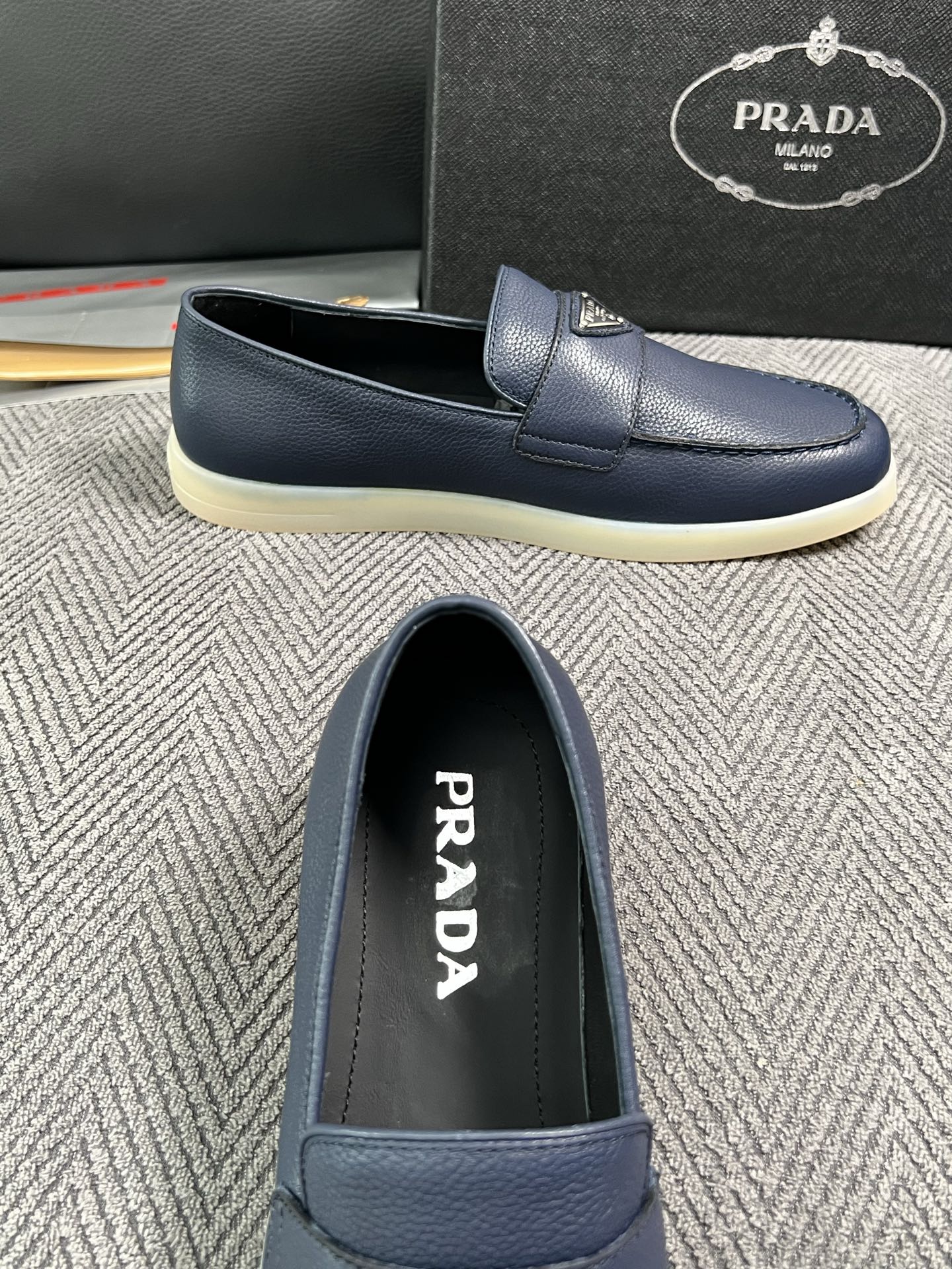 Prada  高品质  顶级工艺品，普拉达 专柜同步，原厂配置意大利进口牛皮面料，进口牛皮内里垫，透气舒适，鞋底：原厂特
