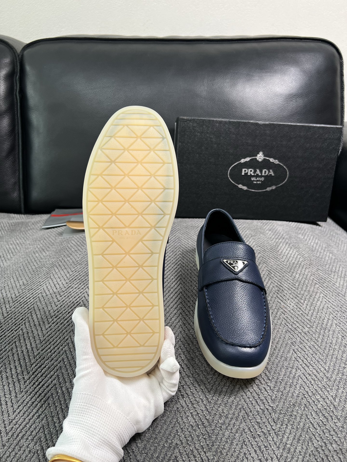 Prada  高品质  顶级工艺品，普拉达 专柜同步，原厂配置意大利进口牛皮面料，进口牛皮内里垫，透气舒适，鞋底：原厂特