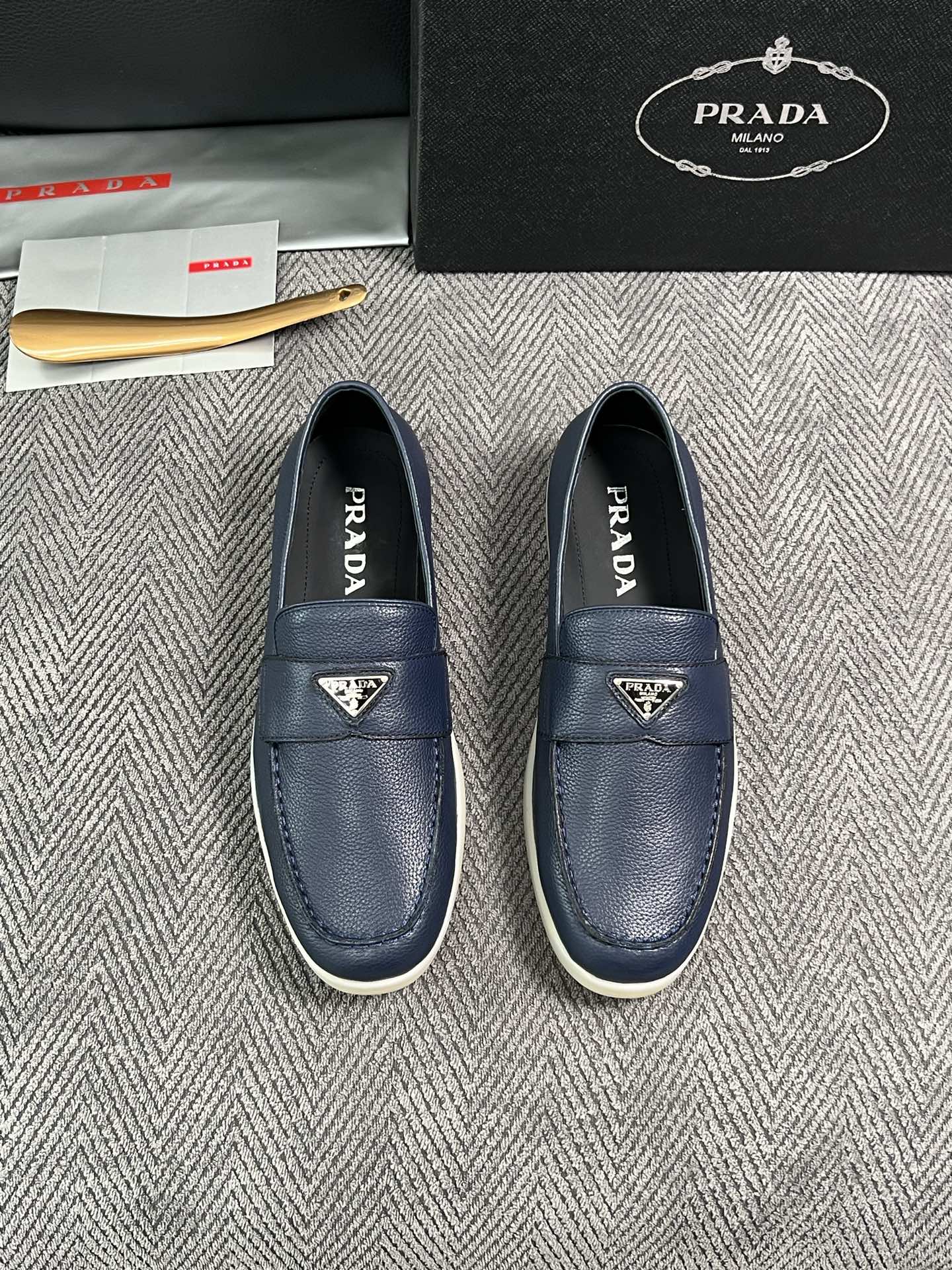 Prada  高品质  顶级工艺品，普拉达 专柜同步，原厂配置意大利进口牛皮面料，进口牛皮内里垫，透气舒适，鞋底：原厂特