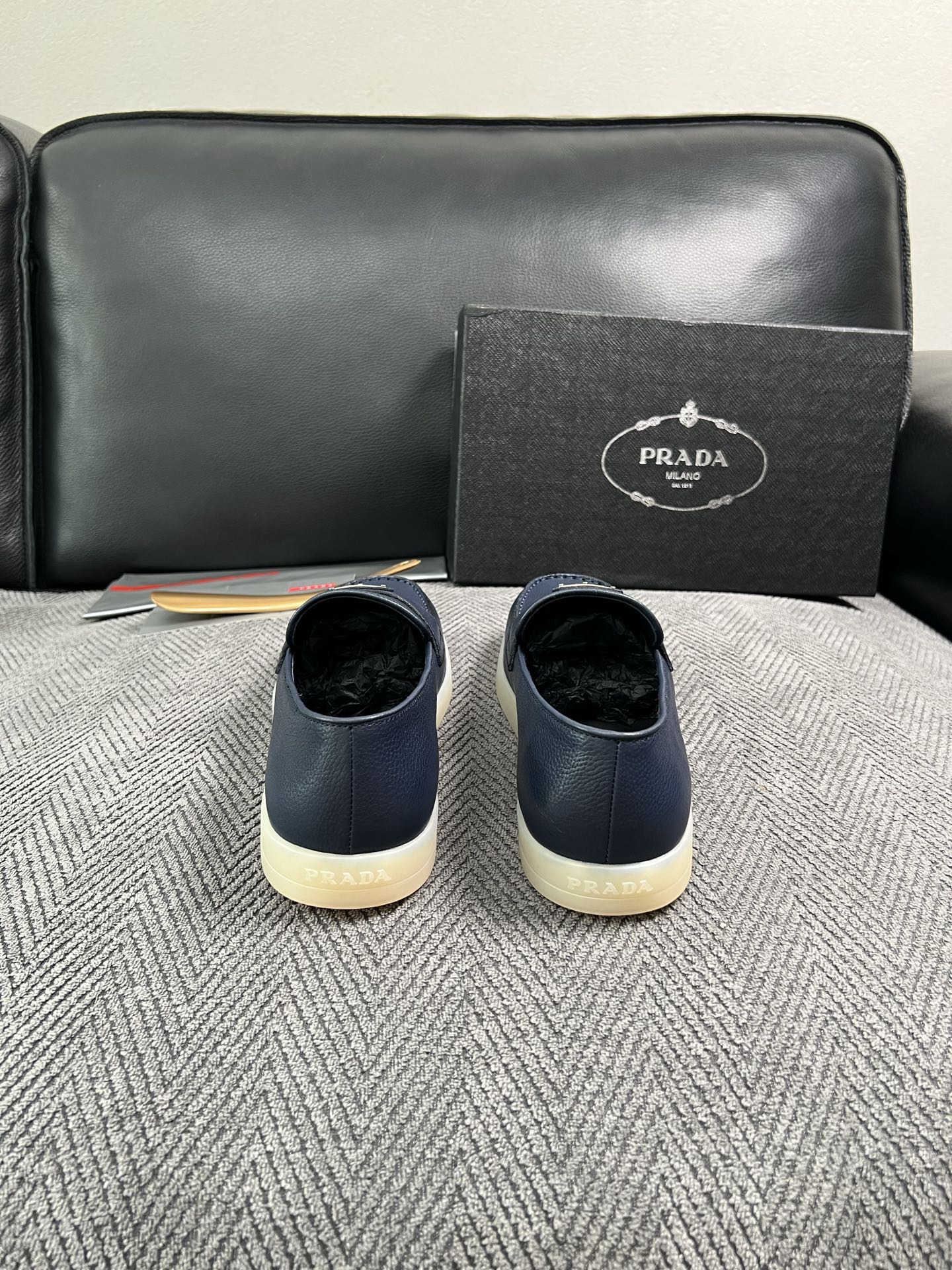 Prada  高品质  顶级工艺品，普拉达 专柜同步，原厂配置意大利进口牛皮面料，进口牛皮内里垫，透气舒适，鞋底：原厂特