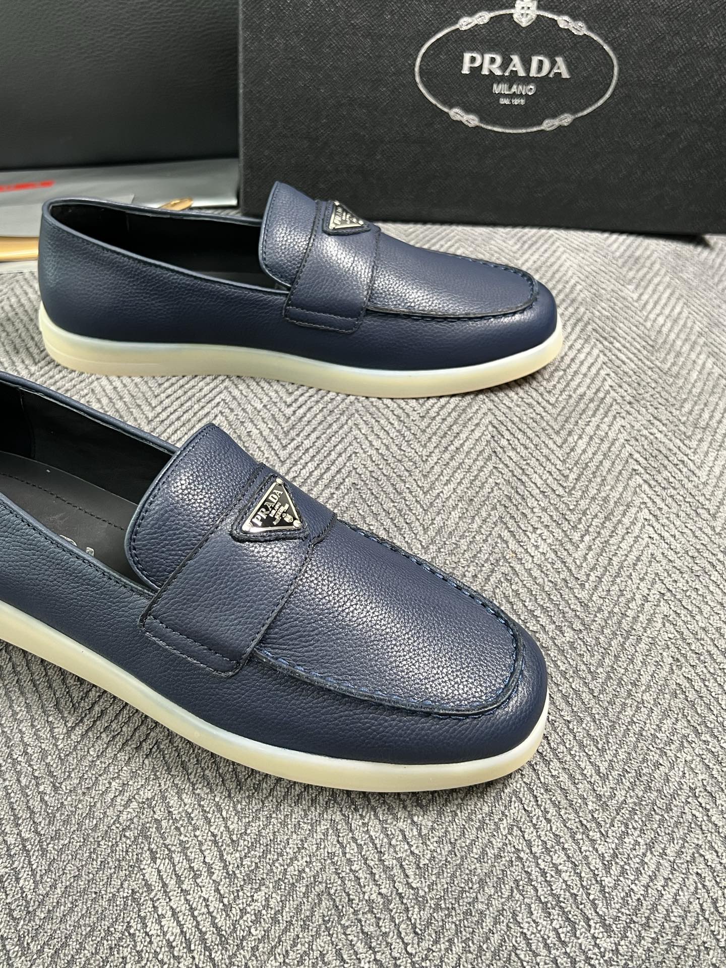 Prada  高品质  顶级工艺品，普拉达 专柜同步，原厂配置意大利进口牛皮面料，进口牛皮内里垫，透气舒适，鞋底：原厂特