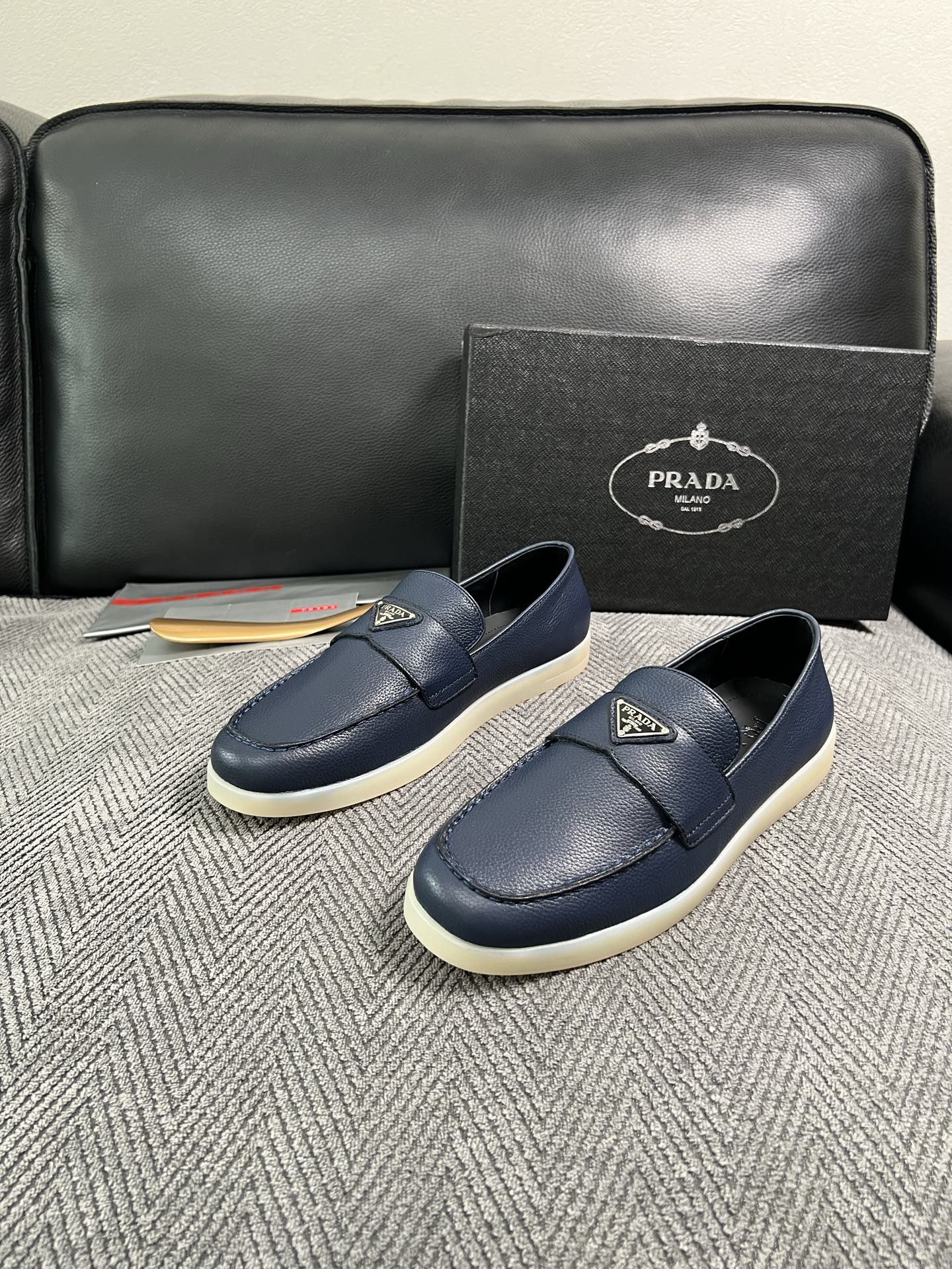 Prada  高品质  顶级工艺品，普拉达 专柜同步，原厂配置意大利进口牛皮面料，进口牛皮内里垫，透气舒适，鞋底：原厂特