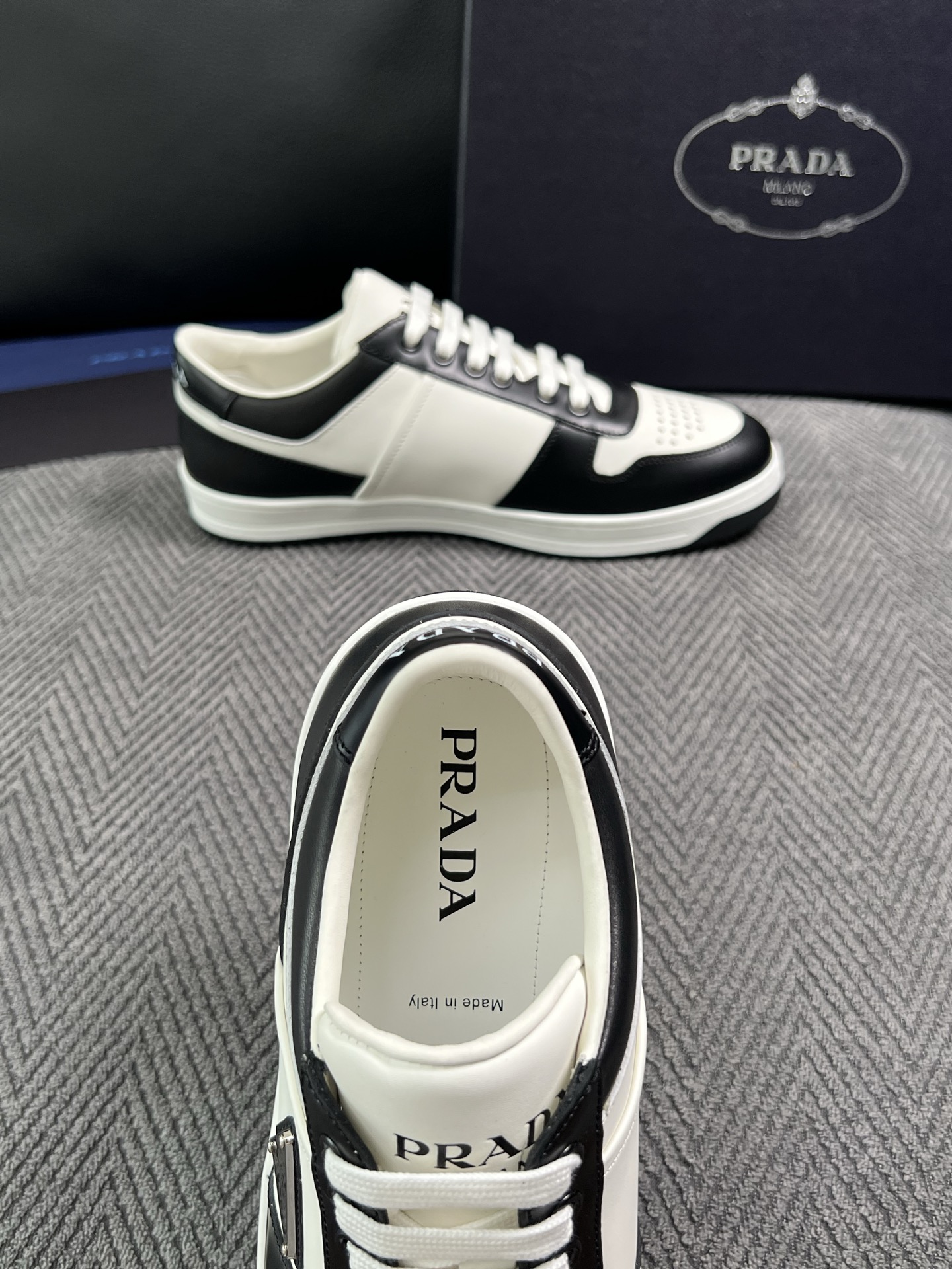 Prada  高品质  顶级工艺品，普拉达 专柜同步，原厂配置意大利进口牛皮面料，进口牛皮内里垫，透气舒适，鞋底：原厂特