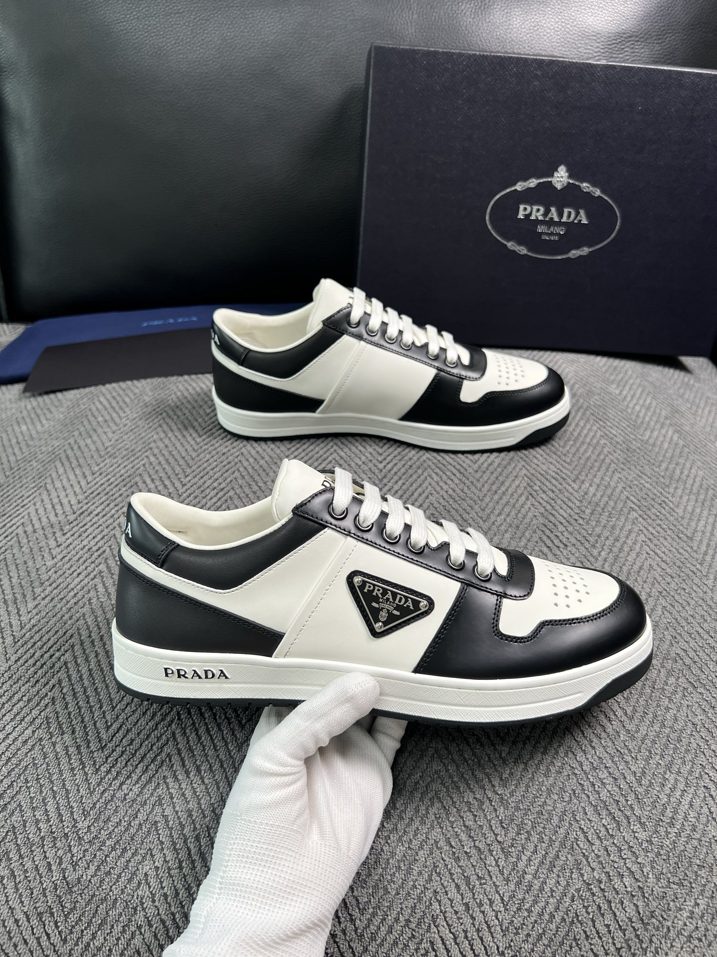 Prada  高品质  顶级工艺品，普拉达 专柜同步，原厂配置意大利进口牛皮面料，进口牛皮内里垫，透气舒适，鞋底：原厂特