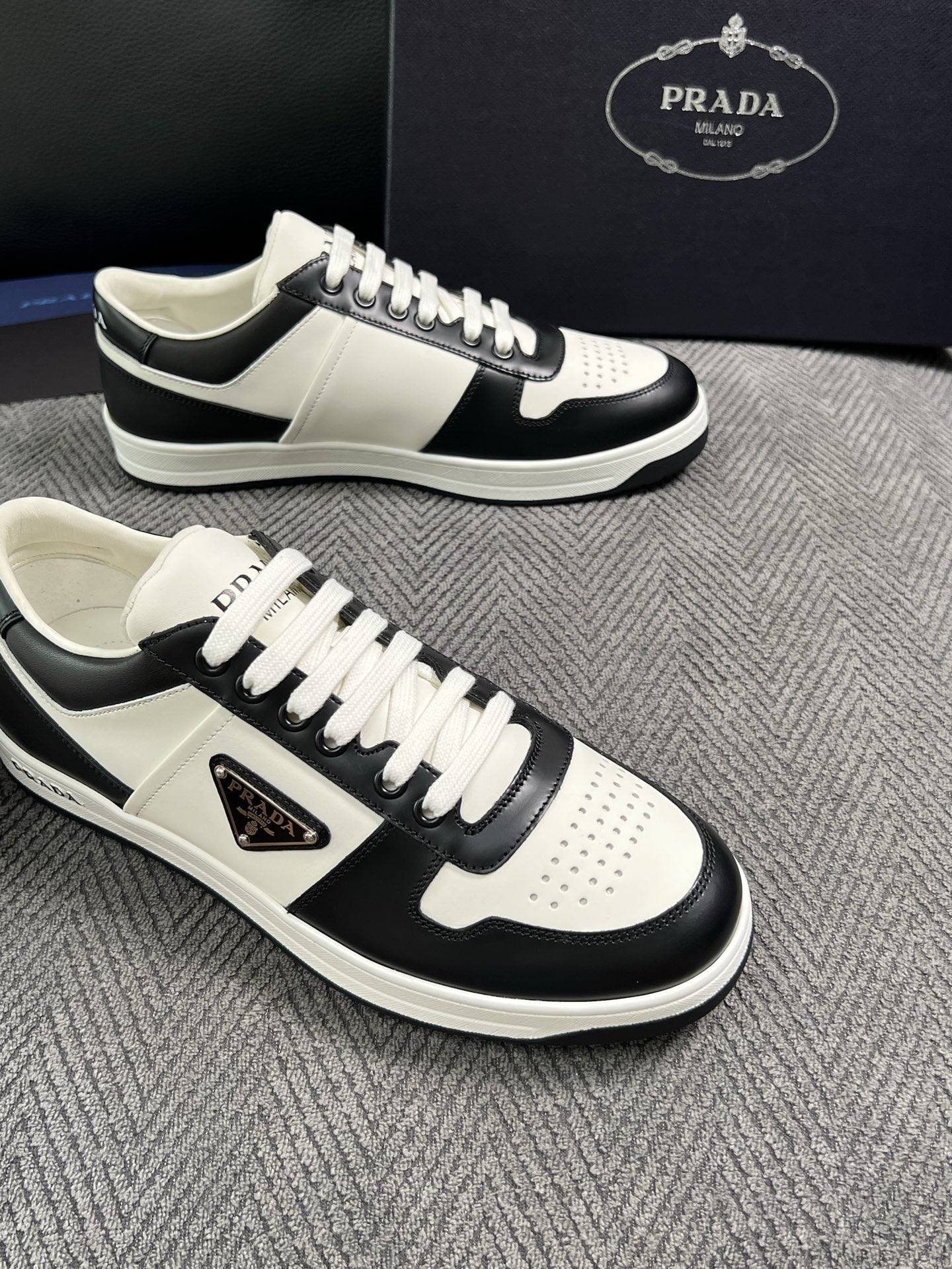 Prada  高品质  顶级工艺品，普拉达 专柜同步，原厂配置意大利进口牛皮面料，进口牛皮内里垫，透气舒适，鞋底：原厂特