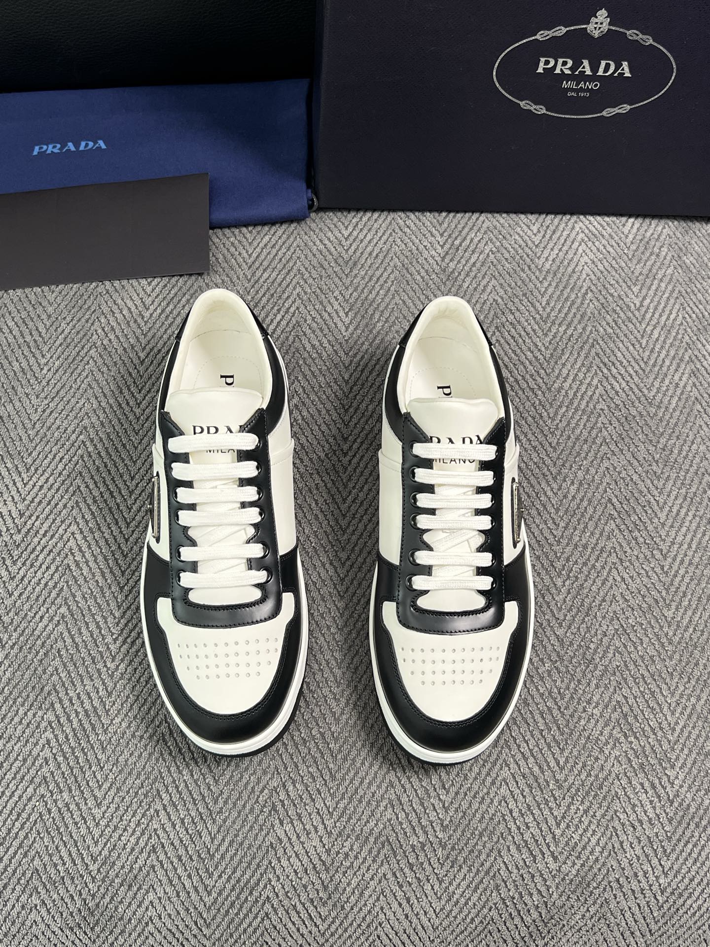 Prada  高品质  顶级工艺品，普拉达 专柜同步，原厂配置意大利进口牛皮面料，进口牛皮内里垫，透气舒适，鞋底：原厂特