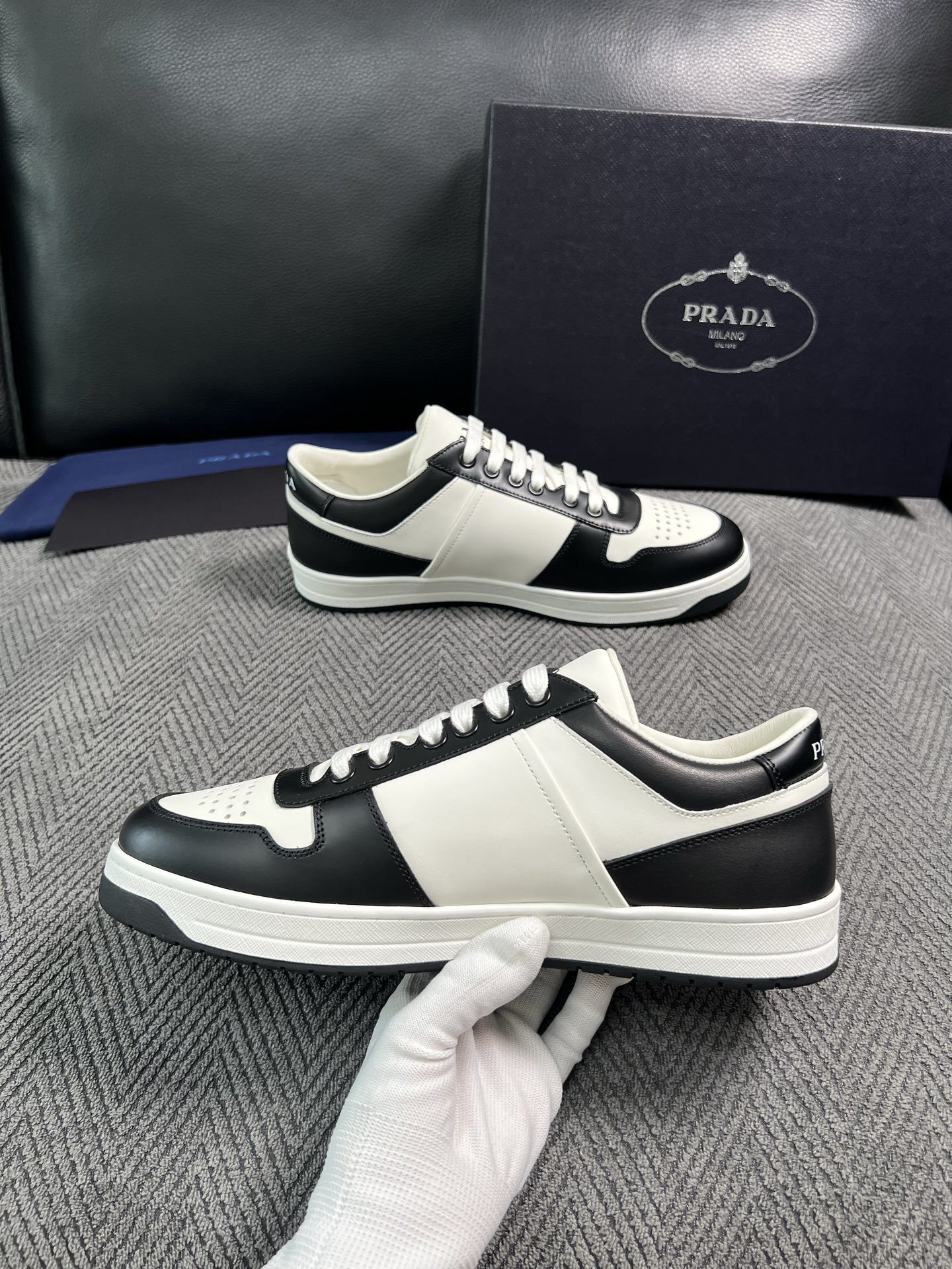 Prada  高品质  顶级工艺品，普拉达 专柜同步，原厂配置意大利进口牛皮面料，进口牛皮内里垫，透气舒适，鞋底：原厂特