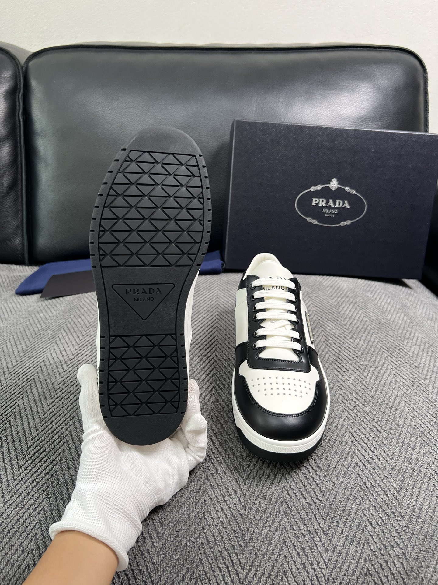 Prada  高品质  顶级工艺品，普拉达 专柜同步，原厂配置意大利进口牛皮面料，进口牛皮内里垫，透气舒适，鞋底：原厂特