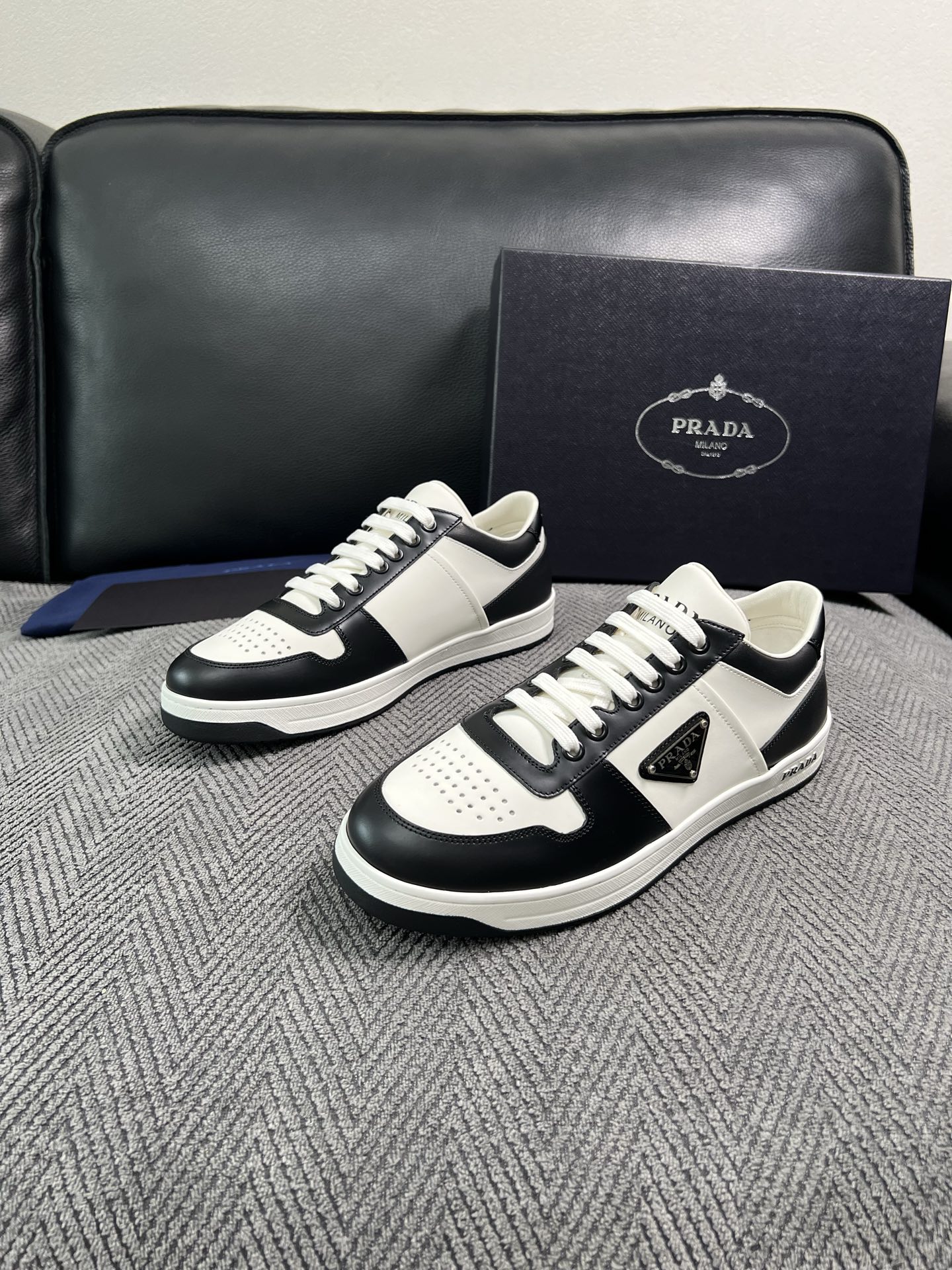 Prada  高品质  顶级工艺品，普拉达 专柜同步，原厂配置意大利进口牛皮面料，进口牛皮内里垫，透气舒适，鞋底：原厂特