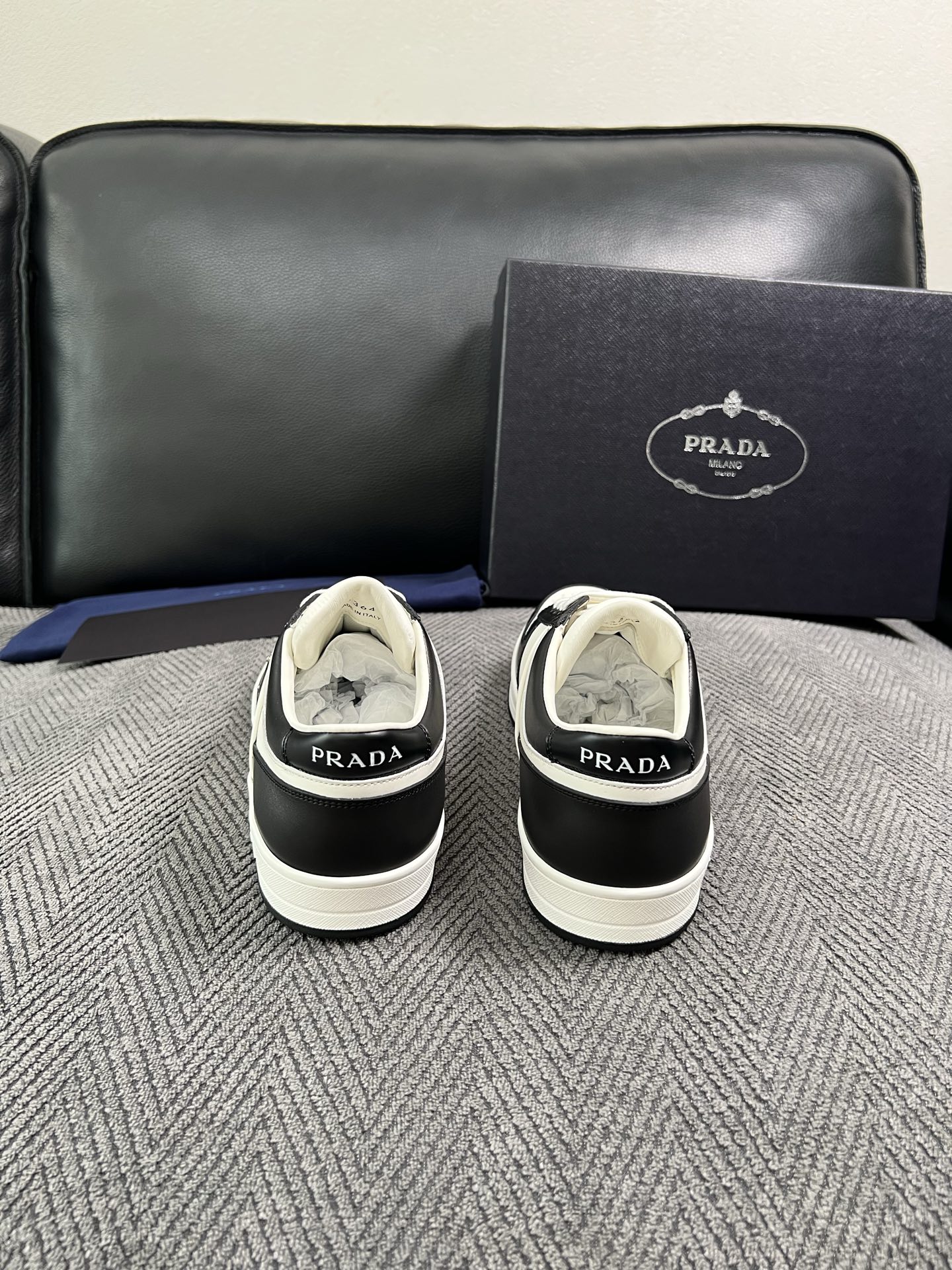 Prada  高品质  顶级工艺品，普拉达 专柜同步，原厂配置意大利进口牛皮面料，进口牛皮内里垫，透气舒适，鞋底：原厂特