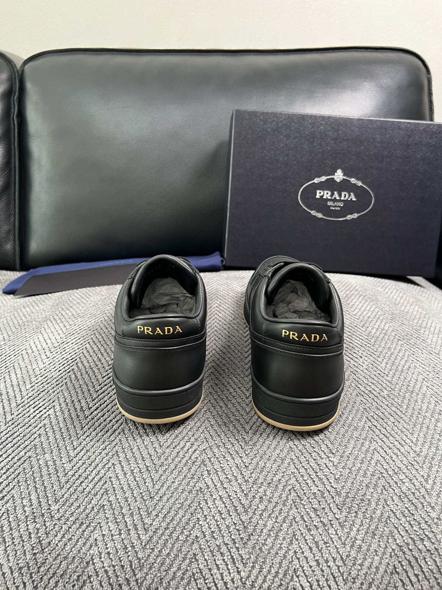 Prada  高品质  顶级工艺品，普拉达 专柜同步，原厂配置意大利进口牛皮面料，进口牛皮内里垫，透气舒适，鞋底：原厂特