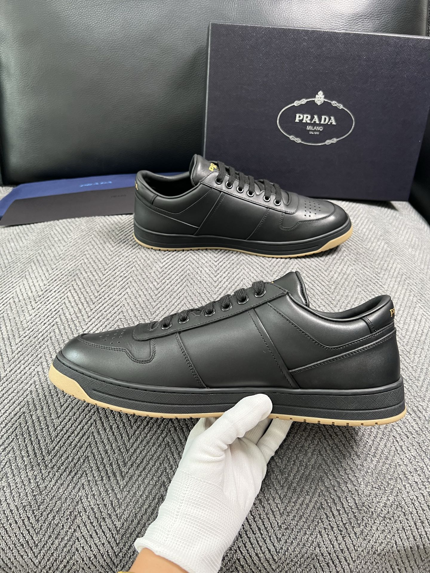 Prada  高品质  顶级工艺品，普拉达 专柜同步，原厂配置意大利进口牛皮面料，进口牛皮内里垫，透气舒适，鞋底：原厂特