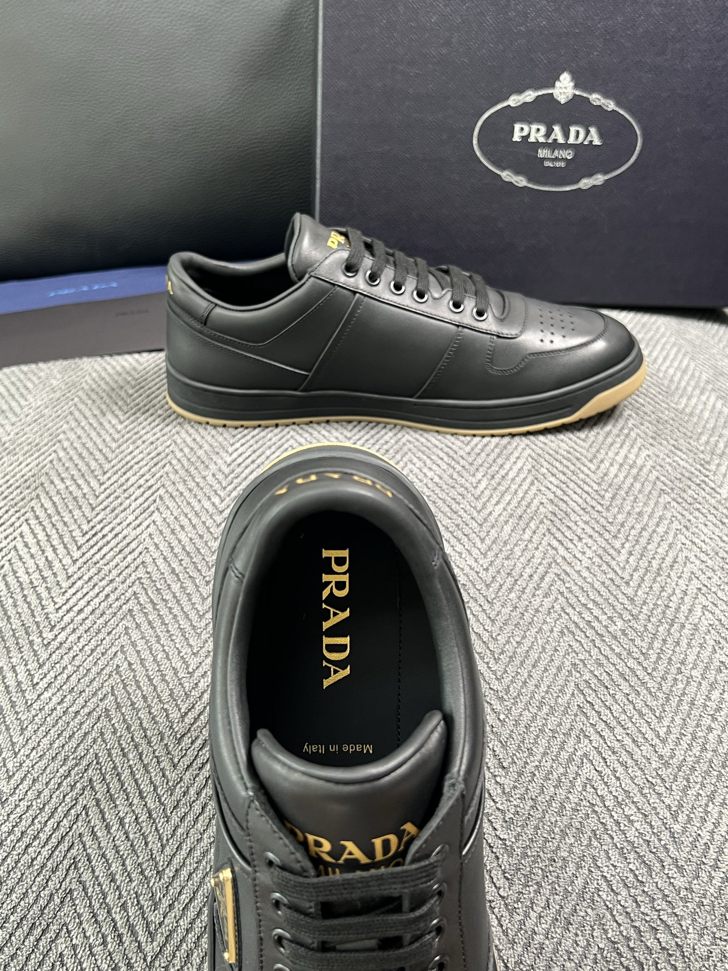 Prada  高品质  顶级工艺品，普拉达 专柜同步，原厂配置意大利进口牛皮面料，进口牛皮内里垫，透气舒适，鞋底：原厂特
